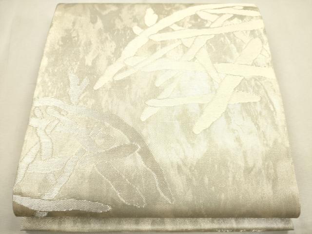 ■■■　サイズ　■■■ 長さ 426cm 幅 31cm程 ■■■　商品詳細　■■■ 【正絹】 状態は接写画像のように 前柄・柄止まり・帯芯に薄い汚れがございますが その他特に目立ったシミ汚れなどもなく大変良い状態です。 大変上質な逸品になります。 お安く出品致しますので、是非この機会にいかがでしょうか？ ※着用シワがございます。 ■■■　注意事項　■■■ ■モニター発色の具合により色合いが異なる場合がございます。 ■寸法は多少の誤差が生じる場合がございますのでご了承ください。 ■縫込みの長さが左右非対称の場合は短い部分を記載しております。 左右非対称であってもご返品・お値引き等の保証は出来かねますので、ご了承の上ご購入をお願い致します。 ■シミ等のチェックには注意を払っておりますが、見落としがある場合もございますし、個人の見解も様々ですので神経質な方のご購入はお控えください。 ■箪笥に入っておりました着物や帯なので畳みシワや匂いがあるものもございます。 ■お休みは基本的に土日祝となりますが、その他臨時でお休みする場合がございますのでご了承ください。 ■商品の発送は平日のみの発送となります。 ■夜間と土曜、日曜日はお問い合わせの回答が遅れる場合がございます。 ■当店では、お直し、紋入れ、お手入れ等は承っておりません。 ■生地の状態（ヤケ、経年劣化等）によってはサイズ直しが出来ない場合がございます。 その点もどうかご了承のうえ、ご購入をお願いいたします。 ■弊社で取り扱う商品は一点ものにつき、時期や在庫状況に応じて金額が変更となる場合がございます。 ■検針は行っておりません。予めご了承いただきますようお願いいたします。 ■【洗える着物】と記載のある商品におきましては、商品お届け後に洗濯を行ってしまってからのご返品にはご対応しかねます。 念の為、専門店でのお手入れをお願いいたします。 ■着物のサイズ目安は下記を参考ください↓ ＜女性着物＞　お端折り次第で＋5cm　−1cmが着用可能サイズ 　例）身丈170cmの場合、身長160cm〜175cm ＜男性着物＞　身丈＋約25cm〜27cm程が適応身長 　例）身丈155cmの場合、身長180〜182cm