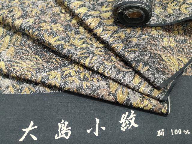■■■　サイズ　■■■ 長さ　　着尺分あり 幅　　　約36cm ■■■　商品詳細　■■■ 【正絹・未使用】 状態は特に目立ったシミ汚れなどもなく大変良い状態です。 大変上質な逸品になります。 お安く出品致しますので、是非この機会にいかがでしょうか？ ■■■　注意事項　■■■ ■モニター発色の具合により色合いが異なる場合がございます。 ■寸法は多少の誤差が生じる場合がございますのでご了承ください。 ■縫込みの長さが左右非対称の場合は短い部分を記載しております。 左右非対称であってもご返品・お値引き等の保証は出来かねますので、ご了承の上ご購入をお願い致します。 ■シミ等のチェックには注意を払っておりますが、見落としがある場合もございますし、個人の見解も様々ですので神経質な方のご購入はお控えください。 ■箪笥に入っておりました着物や帯なので畳みシワや匂いがあるものもございます。 ■お休みは基本的に土日祝となりますが、その他臨時でお休みする場合がございますのでご了承ください。 ■商品の発送は平日のみの発送となります。 ■夜間と土曜、日曜日はお問い合わせの回答が遅れる場合がございます。 ■当店では、お直し、紋入れ、お手入れ等は承っておりません。 ■生地の状態（ヤケ、経年劣化等）によってはサイズ直しが出来ない場合がございます。 その点もどうかご了承のうえ、ご購入をお願いいたします。 ■弊社で取り扱う商品は一点ものにつき、時期や在庫状況に応じて金額が変更となる場合がございます。 ■検針は行っておりません。予めご了承いただきますようお願いいたします。 ■【洗える着物】と記載のある商品におきましては、商品お届け後に洗濯を行ってしまってからのご返品にはご対応しかねます。 念の為、専門店でのお手入れをお願いいたします。 ■着物のサイズ目安は下記を参考ください↓ ＜女性着物＞　お端折り次第で＋5cm　−1cmが着用可能サイズ 　例）身丈170cmの場合、身長160cm〜175cm ＜男性着物＞　身丈＋約25cm〜27cm程が適応身長 　例）身丈155cmの場合、身長180〜182cm