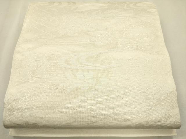 ■■■　サイズ　■■■ 長さ 426cm 幅 31.5cm程 ■■■　商品詳細　■■■ 【正絹・関西仕立て】 状態は接写画像のように 太鼓上部から手先に折れ山の線汚れ、裏地に薄い汚れがございますが その他特に目立ったシミ汚れなどもなく大変良い状態です。 大変上質な逸品になります。 お安く出品致しますので、是非この機会にいかがでしょうか？ ■■■　注意事項　■■■ ■モニター発色の具合により色合いが異なる場合がございます。 ■寸法は多少の誤差が生じる場合がございますのでご了承ください。 ■縫込みの長さが左右非対称の場合は短い部分を記載しております。 左右非対称であってもご返品・お値引き等の保証は出来かねますので、ご了承の上ご購入をお願い致します。 ■シミ等のチェックには注意を払っておりますが、見落としがある場合もございますし、個人の見解も様々ですので神経質な方のご購入はお控えください。 ■箪笥に入っておりました着物や帯なので畳みシワや匂いがあるものもございます。 ■お休みは基本的に土日祝となりますが、その他臨時でお休みする場合がございますのでご了承ください。 ■商品の発送は平日のみの発送となります。 ■夜間と土曜、日曜日はお問い合わせの回答が遅れる場合がございます。 ■当店では、お直し、紋入れ、お手入れ等は承っておりません。 ■生地の状態（ヤケ、経年劣化等）によってはサイズ直しが出来ない場合がございます。 その点もどうかご了承のうえ、ご購入をお願いいたします。 ■弊社で取り扱う商品は一点ものにつき、時期や在庫状況に応じて金額が変更となる場合がございます。 ■検針は行っておりません。予めご了承いただきますようお願いいたします。 ■【洗える着物】と記載のある商品におきましては、商品お届け後に洗濯を行ってしまってからのご返品にはご対応しかねます。 念の為、専門店でのお手入れをお願いいたします。 ■着物のサイズ目安は下記を参考ください↓ ＜女性着物＞　お端折り次第で＋5cm　−1cmが着用可能サイズ 　例）身丈170cmの場合、身長160cm〜175cm ＜男性着物＞　身丈＋約25cm〜27cm程が適応身長 　例）身丈155cmの場合、身長180〜182cm