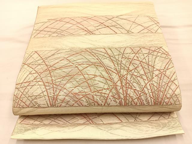 ■■■　サイズ　■■■ 長さ 440cm 幅 31cm程 ■■■　商品詳細　■■■ 【正絹】 状態は接写画像のように 柄止まりに薄い汚れがございますが その他特に目立ったシミ汚れなどもなく大変良い状態です。 着用時には見えない部分になりますのであまり気にならずお召しになれるかと思います。 大変上質な逸品になります。 お安く出品致しますので、是非この機会にいかがでしょうか？ ■■■　注意事項　■■■ ■モニター発色の具合により色合いが異なる場合がございます。 ■寸法は多少の誤差が生じる場合がございますのでご了承ください。 ■縫込みの長さが左右非対称の場合は短い部分を記載しております。 左右非対称であってもご返品・お値引き等の保証は出来かねますので、ご了承の上ご購入をお願い致します。 ■シミ等のチェックには注意を払っておりますが、見落としがある場合もございますし、個人の見解も様々ですので神経質な方のご購入はお控えください。 ■箪笥に入っておりました着物や帯なので畳みシワや匂いがあるものもございます。 ■お休みは基本的に土日祝となりますが、その他臨時でお休みする場合がございますのでご了承ください。 ■商品の発送は平日のみの発送となります。 ■夜間と土曜、日曜日はお問い合わせの回答が遅れる場合がございます。 ■当店では、お直し、紋入れ、お手入れ等は承っておりません。 ■生地の状態（ヤケ、経年劣化等）によってはサイズ直しが出来ない場合がございます。 その点もどうかご了承のうえ、ご購入をお願いいたします。 ■弊社で取り扱う商品は一点ものにつき、時期や在庫状況に応じて金額が変更となる場合がございます。 ■検針は行っておりません。予めご了承いただきますようお願いいたします。 ■【洗える着物】と記載のある商品におきましては、商品お届け後に洗濯を行ってしまってからのご返品にはご対応しかねます。 念の為、専門店でのお手入れをお願いいたします。 ■着物のサイズ目安は下記を参考ください↓ ＜女性着物＞　お端折り次第で＋5cm　−1cmが着用可能サイズ 　例）身丈170cmの場合、身長160cm〜175cm ＜男性着物＞　身丈＋約25cm〜27cm程が適応身長 　例）身丈155cmの場合、身長180〜182cm