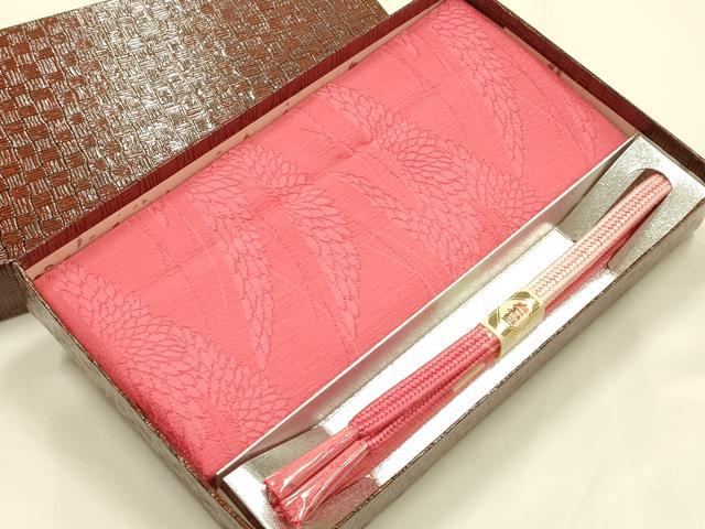 ■■■　商品詳細　■■■ 【未使用】 状態は特に目立ったシミ汚れなどもなく大変良い状態です。 大変上質な逸品になります。 お安く出品致しますので、是非この機会にいかがでしょうか？ ■■■　注意事項　■■■ ■モニター発色の具合により色合いが異なる場合がございます。 ■寸法は多少の誤差が生じる場合がございますのでご了承ください。 ■縫込みの長さが左右非対称の場合は短い部分を記載しております。 左右非対称であってもご返品・お値引き等の保証は出来かねますので、ご了承の上ご購入をお願い致します。 ■シミ等のチェックには注意を払っておりますが、見落としがある場合もございますし、個人の見解も様々ですので神経質な方のご購入はお控えください。 ■箪笥に入っておりました着物や帯なので畳みシワや匂いがあるものもございます。 ■お休みは基本的に土日祝となりますが、その他臨時でお休みする場合がございますのでご了承ください。 ■商品の発送は平日のみの発送となります。 ■夜間と土曜、日曜日はお問い合わせの回答が遅れる場合がございます。 ■当店では、お直し、紋入れ、お手入れ等は承っておりません。 ■生地の状態（ヤケ、経年劣化等）によってはサイズ直しが出来ない場合がございます。 その点もどうかご了承のうえ、ご購入をお願いいたします。 ■弊社で取り扱う商品は一点ものにつき、時期や在庫状況に応じて金額が変更となる場合がございます。 ■検針は行っておりません。予めご了承いただきますようお願いいたします。 ■【洗える着物】と記載のある商品におきましては、商品お届け後に洗濯を行ってしまってからのご返品にはご対応しかねます。 念の為、専門店でのお手入れをお願いいたします。 ■写真に写っている物が全てになります。それ以外の付属品はございませんのでご了承ください。 ■状態に関する写真につきましては、掲載可能な写真枚数に限りがあるため、各箇所につき1枚参考画像を掲載しております。 ■着物のサイズ目安は下記を参考ください↓ ＜女性着物＞　お端折り次第で＋5cm　－1cmが着用可能サイズ 　例）身丈170cmの場合、身長160cm～175cm ＜男性着物＞　身丈＋約25cm～27cm程が適応身長 　例）身丈155cmの場合、身長180～182cm