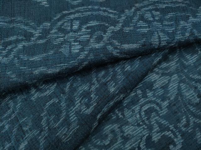 ■■■　サイズ　■■■ 身丈 156cm（肩から） 裄丈 63cm 袖丈 49cm　縫込み 3cm 袖幅 32.5cm 前幅 23.5cm 後幅 28.5cm 着物縫いこみ 内揚げ 0cm 裄 お袖側 約3.5cm　身頃側 約5cm ■■■　商品詳細　■■■ 【交織】 状態は接写画像のように上前・衿山・衿裏に薄い汚れがございますが その他特に目立ったシミ汚れなどもなく大変良い状態です。 お安く出品致しますので、是非この機会にいかがでしょうか？ ■■■　注意事項　■■■ ■モニター発色の具合により色合いが異なる場合がございます。 ■寸法は多少の誤差が生じる場合がございますのでご了承ください。 ■縫込みの長さが左右非対称の場合は短い部分を記載しております。 左右非対称であってもご返品・お値引き等の保証は出来かねますので、ご了承の上ご購入をお願い致します。 ■シミ等のチェックには注意を払っておりますが、見落としがある場合もございますし、個人の見解も様々ですので神経質な方のご購入はお控えください。 ■箪笥に入っておりました着物や帯なので畳みシワや匂いがあるものもございます。 ■お休みは基本的に土日祝となりますが、その他臨時でお休みする場合がございますのでご了承ください。 ■商品の発送は平日のみの発送となります。 ■夜間と土曜、日曜日はお問い合わせの回答が遅れる場合がございます。 ■当店では、お直し、紋入れ、お手入れ等は承っておりません。 ■生地の状態（ヤケ、経年劣化等）によってはサイズ直しが出来ない場合がございます。 その点もどうかご了承のうえ、ご購入をお願いいたします。 ■弊社で取り扱う商品は一点ものにつき、時期や在庫状況に応じて金額が変更となる場合がございます。 ■検針は行っておりません。予めご了承いただきますようお願いいたします。 ■【洗える着物】と記載のある商品におきましては、商品お届け後に洗濯を行ってしまってからのご返品にはご対応しかねます。 念の為、専門店でのお手入れをお願いいたします。 ■着物のサイズ目安は下記を参考ください↓ ＜女性着物＞　お端折り次第で＋5?　−10?が着用可能サイズ 　例）身丈170?の場合、身長160?〜175? ＜男性着物＞　身丈＋約25?〜27?程が適応身長 　例）身丈155?の場合、身長180〜182?