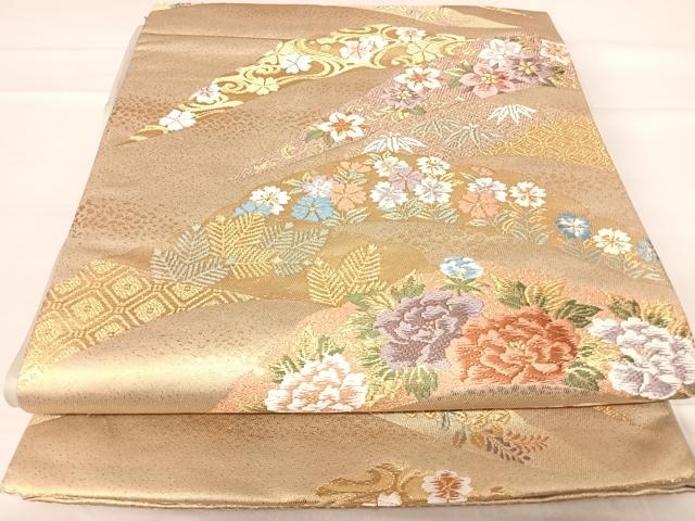 ■■■　サイズ　■■■ 長さ 436cm 幅 30.5cm程 ■■■　商品詳細　■■■ 【正絹】 詳細に関しましては、画像をご確認ください。 大変上質な逸品になります。 お安く出品致しますので、是非この機会にいかがでしょうか？ ■■■　注意事項　■■■ ■モニター発色の具合により色合いが異なる場合がございます。 ■寸法は多少の誤差が生じる場合がございますのでご了承ください。 ■縫込みの長さが左右非対称の場合は短い部分を記載しております。 左右非対称であってもご返品・お値引き等の保証は出来かねますので、ご了承の上ご購入をお願い致します。 ■シミ等のチェックには注意を払っておりますが、見落としがある場合もございますし、個人の見解も様々ですので神経質な方のご購入はお控えください。 ■箪笥に入っておりました着物や帯なので畳みシワや匂いがあるものもございます。 ■お休みは基本的に土日祝となりますが、その他臨時でお休みする場合がございますのでご了承ください。 ■商品の発送は平日のみの発送となります。 ■夜間と土曜、日曜日はお問い合わせの回答が遅れる場合がございます。 ■当店では、お直し、紋入れ、お手入れ等は承っておりません。 ■生地の状態（ヤケ、経年劣化等）によってはサイズ直しが出来ない場合がございます。 その点もどうかご了承のうえ、ご購入をお願いいたします。 ■弊社で取り扱う商品は一点ものにつき、時期や在庫状況に応じて金額が変更となる場合がございます。 ■検針は行っておりません。予めご了承いただきますようお願いいたします。 ■【洗える着物】と記載のある商品におきましては、商品お届け後に洗濯を行ってしまってからのご返品にはご対応しかねます。 念の為、専門店でのお手入れをお願いいたします。 ■着物のサイズ目安は下記を参考ください↓ ＜女性着物＞　お端折り次第で＋5cm　−1cmが着用可能サイズ 　例）身丈170cmの場合、身長160cm〜175cm ＜男性着物＞　身丈＋約25cm〜27cm程が適応身長 　例）身丈155cmの場合、身長180〜182cm