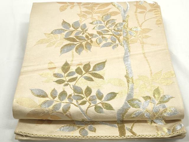 ■■■　サイズ　■■■ 長さ 412cm 幅 30.5cm程 ■■■　商品詳細　■■■ 【正絹・芯なし】 詳細に関しましては、画像をご確認ください。 大変上質な逸品になります。 お安く出品致しますので、是非この機会にいかがでしょうか？ ■■■　注意事項　■■■ ■モニター発色の具合により色合いが異なる場合がございます。 ■寸法は多少の誤差が生じる場合がございますのでご了承ください。 ■縫込みの長さが左右非対称の場合は短い部分を記載しております。 左右非対称であってもご返品・お値引き等の保証は出来かねますので、ご了承の上ご購入をお願い致します。 ■シミ等のチェックには注意を払っておりますが、見落としがある場合もございますし、個人の見解も様々ですので神経質な方のご購入はお控えください。 ■箪笥に入っておりました着物や帯なので畳みシワや匂いがあるものもございます。 ■お休みは基本的に土日祝となりますが、その他臨時でお休みする場合がございますのでご了承ください。 ■商品の発送は平日のみの発送となります。 ■夜間と土曜、日曜日はお問い合わせの回答が遅れる場合がございます。 ■当店では、お直し、紋入れ、お手入れ等は承っておりません。 ■生地の状態（ヤケ、経年劣化等）によってはサイズ直しが出来ない場合がございます。 その点もどうかご了承のうえ、ご購入をお願いいたします。 ■弊社で取り扱う商品は一点ものにつき、時期や在庫状況に応じて金額が変更となる場合がございます。 ■検針は行っておりません。予めご了承いただきますようお願いいたします。 ■【洗える着物】と記載のある商品におきましては、商品お届け後に洗濯を行ってしまってからのご返品にはご対応しかねます。 念の為、専門店でのお手入れをお願いいたします。 ■写真に写っている物が全てになります。それ以外の付属品はございませんのでご了承ください。 ■状態に関する写真につきましては、掲載可能な写真枚数に限りがあるため、各箇所につき1枚参考画像を掲載しております。 ■着物のサイズ目安は下記を参考ください↓ ＜女性着物＞　お端折り次第で＋5cm　－1cmが着用可能サイズ 　例）身丈170cmの場合、身長160cm～175cm ＜男性着物＞　身丈＋約25cm～27cm程が適応身長 　例）身丈155cmの場合、身長180～182cm