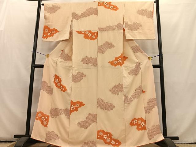 ■■■　サイズ　■■■ 身丈 164cm（肩から） 裄丈 64cm 袖丈 49cm　縫込み 4cm 袖幅 33cm 前幅 24cm 後幅 28cm 着物縫いこみ 内揚げ 0cm 裄 お袖側 約2cm　身頃側 約2cm ■■■　商品詳細　■■■ 【正絹・バチ衿】 状態は画像を添付しておりますので、そちらをご確認下さいますよう宜しくお願い致します。 大変上質な逸品になります。 お安く出品致しますので、是非この機会にいかがでしょうか？ ■■■　注意事項　■■■ ■モニター発色の具合により色合いが異なる場合がございます。 ■寸法は多少の誤差が生じる場合がございますのでご了承ください。 ■縫込みの長さが左右非対称の場合は短い部分を記載しております。 左右非対称であってもご返品・お値引き等の保証は出来かねますので、ご了承の上ご購入をお願い致します。 ■シミ等のチェックには注意を払っておりますが、見落としがある場合もございますし、個人の見解も様々ですので神経質な方のご購入はお控えください。 ■箪笥に入っておりました着物や帯なので畳みシワや匂いがあるものもございます。 ■お休みは基本的に土日祝となりますが、その他臨時でお休みする場合がございますのでご了承ください。 ■商品の発送は平日のみの発送となります。 ■夜間と土曜、日曜日はお問い合わせの回答が遅れる場合がございます。 ■当店では、お直し、紋入れ、お手入れ等は承っておりません。 ■生地の状態（ヤケ、経年劣化等）によってはサイズ直しが出来ない場合がございます。 その点もどうかご了承のうえ、ご購入をお願いいたします。 ■弊社で取り扱う商品は一点ものにつき、時期や在庫状況に応じて金額が変更となる場合がございます。 ■検針は行っておりません。予めご了承いただきますようお願いいたします。 ■【洗える着物】と記載のある商品におきましては、商品お届け後に洗濯を行ってしまってからのご返品にはご対応しかねます。 念の為、専門店でのお手入れをお願いいたします。 ■着物のサイズ目安は下記を参考ください↓ ＜女性着物＞　お端折り次第で＋5cm　−1cmが着用可能サイズ 　例）身丈170cmの場合、身長160cm〜175cm ＜男性着物＞　身丈＋約25cm〜27cm程が適応身長 　例）身丈155cmの場合、身長180〜182cm