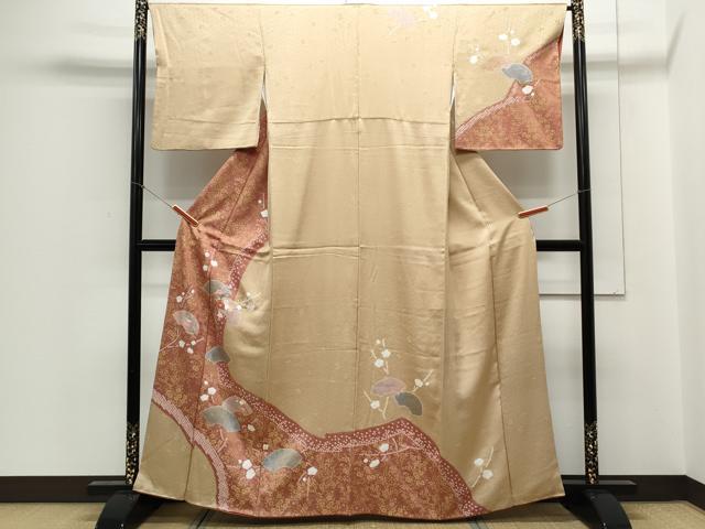 ■■■　サイズ　■■■ 身丈 161cm（肩から） 裄丈 66cm 袖丈 48cm　縫込み 8cm 袖幅 34cm 前幅 23cm 後幅 28cm 着物縫いこみ 内揚げ 3cm 裄 お袖側 約2cm　身頃側 約4cm ■■■　商品詳細　■■■ 【正絹】 状態は接写画像のように後身頃に薄い汚れがございますが その他特に目立ったシミ汚れなどもなく大変良い状態です。 大変上質な逸品になります。 お安く出品致しますので、是非この機会にいかがでしょうか？ ■■■　注意事項　■■■ ■モニター発色の具合により色合いが異なる場合がございます。 ■寸法は多少の誤差が生じる場合がございますのでご了承ください。 ■縫込みの長さが左右非対称の場合は短い部分を記載しております。 左右非対称であってもご返品・お値引き等の保証は出来かねますので、ご了承の上ご購入をお願い致します。 ■シミ等のチェックには注意を払っておりますが、見落としがある場合もございますし、個人の見解も様々ですので神経質な方のご購入はお控えください。 ■箪笥に入っておりました着物や帯なので畳みシワや匂いがあるものもございます。 ■お休みは基本的に土日祝となりますが、その他臨時でお休みする場合がございますのでご了承ください。 ■商品の発送は平日のみの発送となります。 ■夜間と土曜、日曜日はお問い合わせの回答が遅れる場合がございます。 ■当店では、お直し、紋入れ、お手入れ等は承っておりません。 ■生地の状態（ヤケ、経年劣化等）によってはサイズ直しが出来ない場合がございます。 その点もどうかご了承のうえ、ご購入をお願いいたします。 ■弊社で取り扱う商品は一点ものにつき、時期や在庫状況に応じて金額が変更となる場合がございます。 ■検針は行っておりません。予めご了承いただきますようお願いいたします。 ■【洗える着物】と記載のある商品におきましては、商品お届け後に洗濯を行ってしまってからのご返品にはご対応しかねます。 念の為、専門店でのお手入れをお願いいたします。 ■着物のサイズ目安は下記を参考ください↓ ＜女性着物＞　お端折り次第で＋5cm　−1cmが着用可能サイズ 　例）身丈170cmの場合、身長160cm〜175cm ＜男性着物＞　身丈＋約25cm〜27cm程が適応身長 　例）身丈155cmの場合、身長180〜182cm