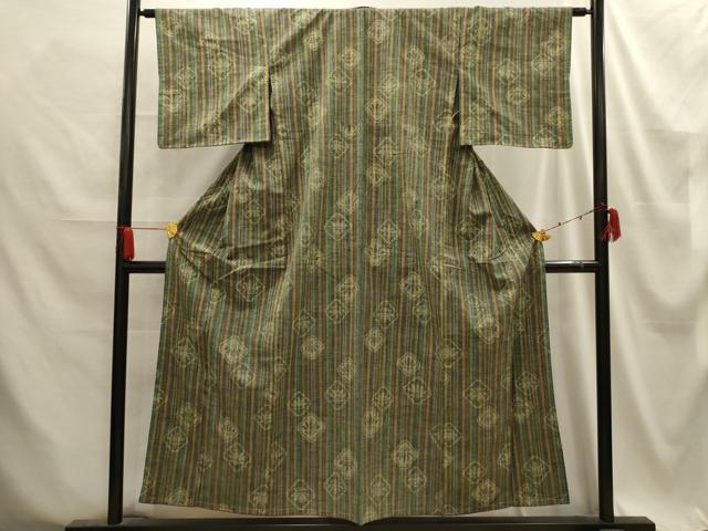■■■　サイズ　■■■ 身丈 152cm（肩から） 裄丈 62cm 袖丈 45cm　縫込み 5cm 袖幅 32cm 前幅 21.5cm 後幅 28.5cm 着物縫いこみ 内揚げ 0cm 裄 お袖側 約3cm　身頃側 約4.5cm ■■■　商品詳細　■■■ 【正絹】 状態は特に目立ったシミ汚れなどもなく大変良い状態です。 大変上質な逸品になります。 お安く出品致しますので、是非この機会にいかがでしょうか？ ■■■　注意事項　■■■ ■モニター発色の具合により色合いが異なる場合がございます。 ■寸法は多少の誤差が生じる場合がございますのでご了承ください。 ■縫込みの長さが左右非対称の場合は短い部分を記載しております。 左右非対称であってもご返品・お値引き等の保証は出来かねますので、ご了承の上ご購入をお願い致します。 ■シミ等のチェックには注意を払っておりますが、見落としがある場合もございますし、個人の見解も様々ですので神経質な方のご購入はお控えください。 ■箪笥に入っておりました着物や帯なので畳みシワや匂いがあるものもございます。 ■お休みは基本的に土日祝となりますが、その他臨時でお休みする場合がございますのでご了承ください。 ■商品の発送は平日のみの発送となります。 ■夜間と土曜、日曜日はお問い合わせの回答が遅れる場合がございます。 ■当店では、お直し、紋入れ、お手入れ等は承っておりません。 ■生地の状態（ヤケ、経年劣化等）によってはサイズ直しが出来ない場合がございます。 その点もどうかご了承のうえ、ご購入をお願いいたします。 ■弊社で取り扱う商品は一点ものにつき、時期や在庫状況に応じて金額が変更となる場合がございます。 ■検針は行っておりません。予めご了承いただきますようお願いいたします。 ■【洗える着物】と記載のある商品におきましては、商品お届け後に洗濯を行ってしまってからのご返品にはご対応しかねます。 念の為、専門店でのお手入れをお願いいたします。 ■着物のサイズ目安は下記を参考ください↓ ＜女性着物＞　お端折り次第で＋5cm　−1cmが着用可能サイズ 　例）身丈170cmの場合、身長160cm〜175cm ＜男性着物＞　身丈＋約25cm〜27cm程が適応身長 　例）身丈155cmの場合、身長180〜182cm