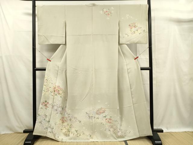 ■■■　サイズ　■■■ 身丈 164cm（肩から） 裄丈 66.5cm 袖丈 48cm　縫込み 3.5cm 袖幅 34.5cm 前幅 25.5cm 後幅 31cm 着物縫いこみ 内揚げ 11cm 裄 お袖側 約2cm　身頃側 約4cm ■■■　商品詳細　■■■ 【正絹・胴裏のみ化繊】 状態は画像を添付しておりますので、そちらをご確認下さいますよう宜しくお願い致します。 大変上質な逸品になりますのでぜひお手入れをされてお召しになられてはいかがでしょうか。 お安く出品致しますので、是非この機会にいかがでしょうか？ ■■■　注意事項　■■■ ■モニター発色の具合により色合いが異なる場合がございます。 ■寸法は多少の誤差が生じる場合がございますのでご了承ください。 ■縫込みの長さが左右非対称の場合は短い部分を記載しております。 左右非対称であってもご返品・お値引き等の保証は出来かねますので、ご了承の上ご購入をお願い致します。 ■シミ等のチェックには注意を払っておりますが、見落としがある場合もございますし、個人の見解も様々ですので神経質な方のご購入はお控えください。 ■箪笥に入っておりました着物や帯なので畳みシワや匂いがあるものもございます。 ■お休みは基本的に土日祝となりますが、その他臨時でお休みする場合がございますのでご了承ください。 ■商品の発送は平日のみの発送となります。 ■夜間と土曜、日曜日はお問い合わせの回答が遅れる場合がございます。 ■当店では、お直し、紋入れ、お手入れ等は承っておりません。 ■生地の状態（ヤケ、経年劣化等）によってはサイズ直しが出来ない場合がございます。 その点もどうかご了承のうえ、ご購入をお願いいたします。 ■弊社で取り扱う商品は一点ものにつき、時期や在庫状況に応じて金額が変更となる場合がございます。 ■検針は行っておりません。予めご了承いただきますようお願いいたします。 ■【洗える着物】と記載のある商品におきましては、商品お届け後に洗濯を行ってしまってからのご返品にはご対応しかねます。 念の為、専門店でのお手入れをお願いいたします。 ■着物のサイズ目安は下記を参考ください↓ ＜女性着物＞　お端折り次第で＋5cm　−1cmが着用可能サイズ 　例）身丈170cmの場合、身長160cm〜175cm ＜男性着物＞　身丈＋約25cm〜27cm程が適応身長 　例）身丈155cmの場合、身長180〜182cm