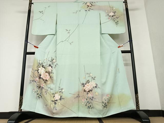 ■■■　サイズ　■■■ 身丈 158.5cm（肩から） 裄丈 64.5cm 袖丈 54cm　縫込み 5cm 袖幅 33cm 前幅 23.5cm 後幅 28.5cm 着物縫いこみ 内揚げ 5.5cm 裄 お袖側 約2cm　身頃側 約3cm ■■■　商品詳細　■■■ 【正絹】 状態は接写画像のように右袖前・衿に薄い汚れがございますが その他特に目立ったシミ汚れなどもなく大変良い状態です。 大変上質な逸品になります。 お安く出品致しますので、是非この機会にいかがでしょうか？ ■■■　注意事項　■■■ ■モニター発色の具合により色合いが異なる場合がございます。 ■寸法は多少の誤差が生じる場合がございますのでご了承ください。 ■シミ等のチェックには注意を払っておりますが、見落としがある場合もございますし、個人の見解も様々ですので神経質な方のご購入はお控えください。 ■箪笥に入っておりました着物や帯なので畳みシワや匂いがあるものもございます。 ■お休みは基本的に土日祝となりますが、その他臨時でお休みする場合がございますのでご了承ください。 ■商品の発送は平日のみの発送となります。 ■夜間と土曜、日曜日はお問い合わせの回答が遅れる場合がございます。 ■当店では、お直し、紋入れ、お手入れ等は承っておりません。 ■生地の状態（ヤケ、経年劣化等）によってはサイズ直しが出来ない場合がございます。 その点もどうかご了承のうえ、ご購入をお願いいたします。 ■着物のサイズ目安は下記を参考ください↓ ＜女性着物＞　身長-10cm+5cmが着用可能サイズ(お端折り次第) 　例）身長160cmの方→着物身丈150cm〜165cm ＜男性着物＞　身長-27cm ±5cmが着用可能サイズ 　例）身長170cmの方→着物身丈138cm〜148cm