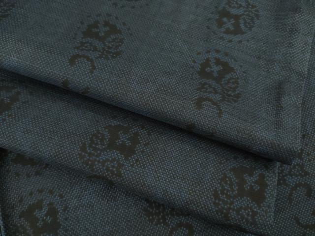 ■■■　サイズ　■■■ 身丈 160cm（肩から） 裄丈 63cm 袖丈 48cm　縫込み 4cm 袖幅 32cm 前幅 25cm 後幅 30cm 着物縫いこみ 内揚げ 2.5cm 裄 お袖側 約1cm　身頃側 約2cm ■■■　商品詳細　■■■ 【正絹】 状態は接写画像のように衿山に薄い汚れrがございますが その他特に目立ったシミ汚れなどもなく大変良い状態です。 大変上質な逸品になります。 お安く出品致しますので、是非この機会にいかがでしょうか？ ■■■　注意事項　■■■ ■モニター発色の具合により色合いが異なる場合がございます。 ■寸法は多少の誤差が生じる場合がございますのでご了承ください。 ■シミ等のチェックには注意を払っておりますが、見落としがある場合もございますし、個人の見解も様々ですので神経質な方のご購入はお控えください。 ■箪笥に入っておりました着物や帯なので畳みシワや匂いがあるものもございます。 ■お休みは基本的に土日祝となりますが、その他臨時でお休みする場合がございますのでご了承ください。 ■商品の発送は平日のみの発送となります。 ■夜間と土曜、日曜日はお問い合わせの回答が遅れる場合がございます。 ■当店では、お直し、紋入れ、お手入れ等は承っておりません。 ■生地の状態（ヤケ、経年劣化等）によってはサイズ直しが出来ない場合がございます。 その点もどうかご了承のうえ、ご購入をお願いいたします。 ■着物のサイズ目安は下記を参考ください↓ ＜女性着物＞　身長-10cm+5cmが着用可能サイズ(お端折り次第) 　例）身長160cmの方→着物身丈150cm〜165cm ＜男性着物＞　身長-27cm ±5cmが着用可能サイズ 　例）身長170cmの方→着物身丈138cm〜148cm