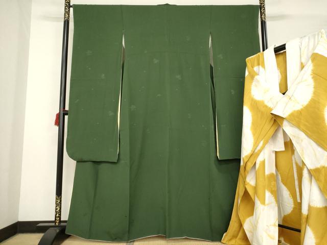 ■■■　サイズ　■■■ 【振袖】 身丈 161cm（肩から） 裄丈 67cm 袖丈 110cm　縫込み 3cm 袖幅 34cm 前幅 25cm 後幅 29cm 着物縫いこみ 内揚げ 6.5cm 裄 お袖側 約4cm　身頃側 約5cm 【長襦袢】 身丈 129.5cm（肩から） 裄丈 65.5cm 袖丈 109cm　縫込み 5cm 袖幅 33cm 前幅 26cm 後幅 35cm 着物縫いこみ 内揚げ 5.5cm 裄 お袖側 約2cm　身頃側 約2cm ■■■　商品詳細　■■■ 【正絹・重ね衿：取り外し可能】 長襦袢の状態は接写画像のように後身頃・衣紋抜きに薄い汚れがございますが その他特に目立ったシミ汚れなどもなく大変良い状態です。 大変上質な逸品になります。 お安く出品致しますので、是非この機会にいかがでしょうか？ ■■■　注意事項　■■■ ■モニター発色の具合により色合いが異なる場合がございます。 ■寸法は多少の誤差が生じる場合がございますのでご了承ください。 ■縫込みの長さが左右非対称の場合は短い部分を記載しております。 左右非対称であってもご返品・お値引き等の保証は出来かねますので、ご了承の上ご購入をお願い致します。 ■シミ等のチェックには注意を払っておりますが、見落としがある場合もございますし、個人の見解も様々ですので神経質な方のご購入はお控えください。 ■箪笥に入っておりました着物や帯なので畳みシワや匂いがあるものもございます。 ■お休みは基本的に土日祝となりますが、その他臨時でお休みする場合がございますのでご了承ください。 ■商品の発送は平日のみの発送となります。 ■夜間と土曜、日曜日はお問い合わせの回答が遅れる場合がございます。 ■当店では、お直し、紋入れ、お手入れ等は承っておりません。 ■生地の状態（ヤケ、経年劣化等）によってはサイズ直しが出来ない場合がございます。 その点もどうかご了承のうえ、ご購入をお願いいたします。 ■弊社で取り扱う商品は一点ものにつき、時期や在庫状況に応じて金額が変更となる場合がございます。 ■検針は行っておりません。予めご了承いただきますようお願いいたします。 ■【洗える着物】と記載のある商品におきましては、商品お届け後に洗濯を行ってしまってからのご返品にはご対応しかねます。 念の為、専門店でのお手入れをお願いいたします。 ■着物のサイズ目安は下記を参考ください↓ ＜女性着物＞　お端折り次第で＋5?　−10?が着用可能サイズ 　例）身丈170?の場合、身長160?〜175? ＜男性着物＞　身丈＋約25?〜27?程が適応身長 　例）身丈155?の場合、身長180〜182?