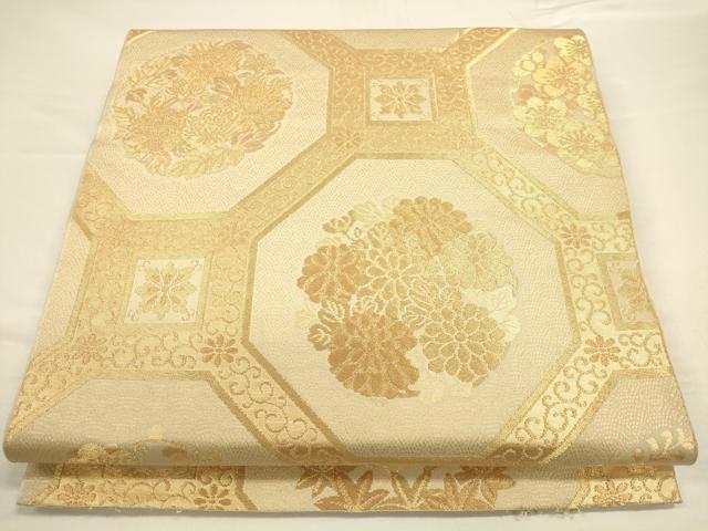 ■■■　サイズ　■■■ 長さ 420cm 幅 31cm程 ■■■　商品詳細　■■■ 【正絹・芯なし】 詳細に関しましては、画像をご確認ください。 大変上質な逸品になります。 お安く出品致しますので、是非この機会にいかがでしょうか？ ※汚れ等に関しましては、着用時には見えない部分になるかと思いますのであまり気にならずお召になれるかと思います。 ■■■　注意事項　■■■ ■モニター発色の具合により色合いが異なる場合がございます。 ■寸法は多少の誤差が生じる場合がございますのでご了承ください。 ■縫込みの長さが左右非対称の場合は短い部分を記載しております。 左右非対称であってもご返品・お値引き等の保証は出来かねますので、ご了承の上ご購入をお願い致します。 ■シミ等のチェックには注意を払っておりますが、見落としがある場合もございますし、個人の見解も様々ですので神経質な方のご購入はお控えください。 ■箪笥に入っておりました着物や帯なので畳みシワや匂いがあるものもございます。 ■お休みは基本的に土日祝となりますが、その他臨時でお休みする場合がございますのでご了承ください。 ■商品の発送は平日のみの発送となります。 ■夜間と土曜、日曜日はお問い合わせの回答が遅れる場合がございます。 ■当店では、お直し、紋入れ、お手入れ等は承っておりません。 ■生地の状態（ヤケ、経年劣化等）によってはサイズ直しが出来ない場合がございます。 その点もどうかご了承のうえ、ご購入をお願いいたします。 ■弊社で取り扱う商品は一点ものにつき、時期や在庫状況に応じて金額が変更となる場合がございます。 ■検針は行っておりません。予めご了承いただきますようお願いいたします。 ■【洗える着物】と記載のある商品におきましては、商品お届け後に洗濯を行ってしまってからのご返品にはご対応しかねます。 念の為、専門店でのお手入れをお願いいたします。 ■着物のサイズ目安は下記を参考ください↓ ＜女性着物＞　お端折り次第で＋5cm　−1cmが着用可能サイズ 　例）身丈170cmの場合、身長160cm〜175cm ＜男性着物＞　身丈＋約25cm〜27cm程が適応身長 　例）身丈155cmの場合、身長180〜182cm