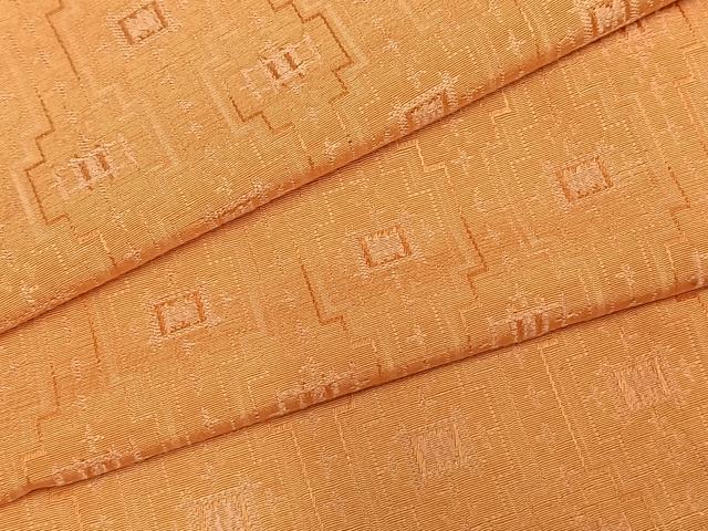 ■■■　サイズ　■■■ 身丈 163cm（肩から） 裄丈 65cm 袖丈 46cm　縫込み 6cm 袖幅 33cm 前幅 24cm 後幅 30cm 着物縫いこみ 内揚げ 0cm 裄 お袖側 約1cm　身頃側 約0cm ■■■　商品詳細　■■■ 【正絹・バチ衿】 状態は接写画像のように上前おくみ・右袖前に薄い汚れがございますが その他特に目立ったシミ汚れなどもなく大変良い状態です。 大変上質な逸品になります。 お安く出品致しますので、是非この機会にいかがでしょうか？ ■■■　注意事項　■■■ ■モニター発色の具合により色合いが異なる場合がございます。 ■寸法は多少の誤差が生じる場合がございますのでご了承ください。 ■縫込みの長さが左右非対称の場合は短い部分を記載しております。 左右非対称であってもご返品・お値引き等の保証は出来かねますので、ご了承の上ご購入をお願い致します。 ■シミ等のチェックには注意を払っておりますが、見落としがある場合もございますし、個人の見解も様々ですので神経質な方のご購入はお控えください。 ■箪笥に入っておりました着物や帯なので畳みシワや匂いがあるものもございます。 ■お休みは基本的に土日祝となりますが、その他臨時でお休みする場合がございますのでご了承ください。 ■商品の発送は平日のみの発送となります。 ■夜間と土曜、日曜日はお問い合わせの回答が遅れる場合がございます。 ■当店では、お直し、紋入れ、お手入れ等は承っておりません。 ■生地の状態（ヤケ、経年劣化等）によってはサイズ直しが出来ない場合がございます。 その点もどうかご了承のうえ、ご購入をお願いいたします。 ■弊社で取り扱う商品は一点ものにつき、時期や在庫状況に応じて金額が変更となる場合がございます。 ■検針は行っておりません。予めご了承いただきますようお願いいたします。 ■【洗える着物】と記載のある商品におきましては、商品お届け後に洗濯を行ってしまってからのご返品にはご対応しかねます。 念の為、専門店でのお手入れをお願いいたします。 ■着物のサイズ目安は下記を参考ください↓ ＜女性着物＞　お端折り次第で＋5cm　−1cmが着用可能サイズ 　例）身丈170cmの場合、身長160cm〜175cm ＜男性着物＞　身丈＋約25cm〜27cm程が適応身長 　例）身丈155cmの場合、身長180〜182cm