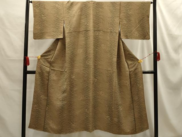 ■■■　サイズ　■■■ 身丈 143cm（肩から） 裄丈 66cm 袖丈 42.5cm　縫込み 4cm 袖幅 33cm 前幅 24cm 後幅 30cm 着物縫いこみ 内揚げ 0cm 裄 お袖側 約2cm　身頃側 約2cm ■■■　商品詳細　■■■ 【正絹】 状態は特に目立ったシミ汚れなどもなく大変良い状態です。 大変上質な逸品になります。 お安く出品致しますので、是非この機会にいかがでしょうか？ ■■■　注意事項　■■■ ■モニター発色の具合により色合いが異なる場合がございます。 ■寸法は多少の誤差が生じる場合がございますのでご了承ください。 ■縫込みの長さが左右非対称の場合は短い部分を記載しております。 左右非対称であってもご返品・お値引き等の保証は出来かねますので、ご了承の上ご購入をお願い致します。 ■シミ等のチェックには注意を払っておりますが、見落としがある場合もございますし、個人の見解も様々ですので神経質な方のご購入はお控えください。 ■箪笥に入っておりました着物や帯なので畳みシワや匂いがあるものもございます。 ■お休みは基本的に土日祝となりますが、その他臨時でお休みする場合がございますのでご了承ください。 ■商品の発送は平日のみの発送となります。 ■夜間と土曜、日曜日はお問い合わせの回答が遅れる場合がございます。 ■当店では、お直し、紋入れ、お手入れ等は承っておりません。 ■生地の状態（ヤケ、経年劣化等）によってはサイズ直しが出来ない場合がございます。 その点もどうかご了承のうえ、ご購入をお願いいたします。 ■弊社で取り扱う商品は一点ものにつき、時期や在庫状況に応じて金額が変更となる場合がございます。 ■検針は行っておりません。予めご了承いただきますようお願いいたします。 ■【洗える着物】と記載のある商品におきましては、商品お届け後に洗濯を行ってしまってからのご返品にはご対応しかねます。 念の為、専門店でのお手入れをお願いいたします。 ■着物のサイズ目安は下記を参考ください↓ ＜女性着物＞　お端折り次第で＋5cm　−1cmが着用可能サイズ 　例）身丈170cmの場合、身長160cm〜175cm ＜男性着物＞　身丈＋約25cm〜27cm程が適応身長 　例）身丈155cmの場合、身長180〜182cm