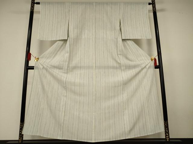 ■■■　サイズ　■■■ 身丈 155cm（肩から） 裄丈 62cm 袖丈 48cm　縫込み 4cm 袖幅 32cm 前幅 23cm 後幅 29cm 着物縫いこみ 内揚げ 7cm 裄 お袖側 約4cm　身頃側 約2.5cm ■■■　商品詳細　■■■ 【正絹】 状態は接写画像のように衿山・右袖前後に薄い汚れがございますが その他特に目立ったシミ汚れなどもなく大変良い状態です。 大変上質な逸品になります。 お安く出品致しますので、是非この機会にいかがでしょうか？ ■■■　注意事項　■■■ ■モニター発色の具合により色合いが異なる場合がございます。 ■寸法は多少の誤差が生じる場合がございますのでご了承ください。 ■縫込みの長さが左右非対称の場合は短い部分を記載しております。 左右非対称であってもご返品・お値引き等の保証は出来かねますので、ご了承の上ご購入をお願い致します。 ■シミ等のチェックには注意を払っておりますが、見落としがある場合もございますし、個人の見解も様々ですので神経質な方のご購入はお控えください。 ■箪笥に入っておりました着物や帯なので畳みシワや匂いがあるものもございます。 ■お休みは基本的に土日祝となりますが、その他臨時でお休みする場合がございますのでご了承ください。 ■商品の発送は平日のみの発送となります。 ■夜間と土曜、日曜日はお問い合わせの回答が遅れる場合がございます。 ■当店では、お直し、紋入れ、お手入れ等は承っておりません。 ■生地の状態（ヤケ、経年劣化等）によってはサイズ直しが出来ない場合がございます。 その点もどうかご了承のうえ、ご購入をお願いいたします。 ■弊社で取り扱う商品は一点ものにつき、時期や在庫状況に応じて金額が変更となる場合がございます。 ■検針は行っておりません。予めご了承いただきますようお願いいたします。 ■【洗える着物】と記載のある商品におきましては、商品お届け後に洗濯を行ってしまってからのご返品にはご対応しかねます。 念の為、専門店でのお手入れをお願いいたします。 ■写真に写っている物が全てになります。それ以外の付属品はございませんのでご了承ください。 ■状態に関する写真につきましては、掲載可能な写真枚数に限りがあるため、各箇所につき1枚参考画像を掲載しております。 ■着物のサイズ目安は下記を参考ください↓ ＜女性着物＞　お端折り次第で＋5cm　－1cmが着用可能サイズ 　例）身丈170cmの場合、身長160cm～175cm ＜男性着物＞　身丈＋約25cm～27cm程が適応身長 　例）身丈155cmの場合、身長180～182cm