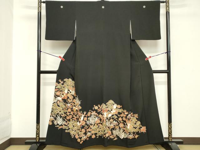 ■■■　サイズ　■■■ 身丈 157cm（肩から） 裄丈 62.5cm 袖丈 44cm　縫込み 5.5cm 袖幅 32cm 前幅 24cm 後幅 30cm 着物縫いこみ 内揚げ 5cm 裄 お袖側 約3cm　身頃側 約5cm ■■■　商品詳細　■■■ 【正絹・五つ紋・比翼仕立て】 状態は画像を添付しておりますので、そちらをご確認下さいますよう宜しくお願い致します。 大変上質な逸品になります。 お安く出品致しますので、是非この機会にいかがでしょうか？ ■■■　注意事項　■■■ ■モニター発色の具合により色合いが異なる場合がございます。 ■寸法は多少の誤差が生じる場合がございますのでご了承ください。 ■縫込みの長さが左右非対称の場合は短い部分を記載しております。 左右非対称であってもご返品・お値引き等の保証は出来かねますので、ご了承の上ご購入をお願い致します。 ■シミ等のチェックには注意を払っておりますが、見落としがある場合もございますし、個人の見解も様々ですので神経質な方のご購入はお控えください。 ■箪笥に入っておりました着物や帯なので畳みシワや匂いがあるものもございます。 ■お休みは基本的に土日祝となりますが、その他臨時でお休みする場合がございますのでご了承ください。 ■商品の発送は平日のみの発送となります。 ■夜間と土曜、日曜日はお問い合わせの回答が遅れる場合がございます。 ■当店では、お直し、紋入れ、お手入れ等は承っておりません。 ■生地の状態（ヤケ、経年劣化等）によってはサイズ直しが出来ない場合がございます。 その点もどうかご了承のうえ、ご購入をお願いいたします。 ■弊社で取り扱う商品は一点ものにつき、時期や在庫状況に応じて金額が変更となる場合がございます。 ■検針は行っておりません。予めご了承いただきますようお願いいたします。 ■【洗える着物】と記載のある商品におきましては、商品お届け後に洗濯を行ってしまってからのご返品にはご対応しかねます。 念の為、専門店でのお手入れをお願いいたします。 ■着物のサイズ目安は下記を参考ください↓ ＜女性着物＞　お端折り次第で＋5cm　−1cmが着用可能サイズ 　例）身丈170cmの場合、身長160cm〜175cm ＜男性着物＞　身丈＋約25cm〜27cm程が適応身長 　例）身丈155cmの場合、身長180〜182cm