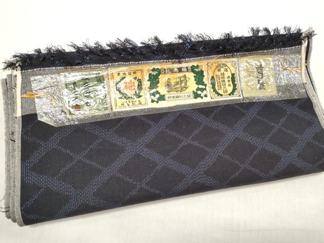 ■■■　サイズ　■■■ 長さ　着尺分あり 幅　　37cm程 ■■■　商品詳細　■■■ 【正絹・未使用】 状態は特に目立ったシミ汚れなどもなく大変良い状態です。 大変上質な逸品になります。 お安く出品致しますので、是非この機会にいかがでしょうか？ ※証紙に薄い汚れがございます。 ■■■　注意事項　■■■ ■モニター発色の具合により色合いが異なる場合がございます。 ■寸法は多少の誤差が生じる場合がございますのでご了承ください。 ■縫込みの長さが左右非対称の場合は短い部分を記載しております。 左右非対称であってもご返品・お値引き等の保証は出来かねますので、ご了承の上ご購入をお願い致します。 ■シミ等のチェックには注意を払っておりますが、見落としがある場合もございますし、個人の見解も様々ですので神経質な方のご購入はお控えください。 ■箪笥に入っておりました着物や帯なので畳みシワや匂いがあるものもございます。 ■お休みは基本的に土日祝となりますが、その他臨時でお休みする場合がございますのでご了承ください。 ■商品の発送は平日のみの発送となります。 ■夜間と土曜、日曜日はお問い合わせの回答が遅れる場合がございます。 ■当店では、お直し、紋入れ、お手入れ等は承っておりません。 ■生地の状態（ヤケ、経年劣化等）によってはサイズ直しが出来ない場合がございます。 その点もどうかご了承のうえ、ご購入をお願いいたします。 ■弊社で取り扱う商品は一点ものにつき、時期や在庫状況に応じて金額が変更となる場合がございます。 ■検針は行っておりません。予めご了承いただきますようお願いいたします。 ■【洗える着物】と記載のある商品におきましては、商品お届け後に洗濯を行ってしまってからのご返品にはご対応しかねます。 念の為、専門店でのお手入れをお願いいたします。 ■着物のサイズ目安は下記を参考ください↓ ＜女性着物＞　お端折り次第で＋5cm　−1cmが着用可能サイズ 　例）身丈170cmの場合、身長160cm〜175cm ＜男性着物＞　身丈＋約25cm〜27cm程が適応身長 　例）身丈155cmの場合、身長180〜182cm