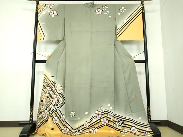 ■■■　サイズ　■■■ 身丈 177.5cm（肩から） 裄丈 69.5cm 袖丈 51cm　縫込み 8.5cm 袖幅 34.5cm 前幅 25cm 後幅 30.5cm 着物縫いこみ 内揚げ 1.5cm 裄 お袖側 約3cm　身頃側 約2cm ■■■　商品詳細　■■■ 【正絹】 状態は接写画像のように身八つ口にスレ、八掛、胴裏、表地所々に薄い汚れがございます。 金箔工芸の第一人者、伝統工芸士、京の匠・堀省平氏 芸能界や各界セレブに多数のファンを持ち “堀箔”と絶賛される特殊な金・銀・プラチナ箔加工は 最高峰に君臨する氏の世界観が感じられます。 大変上質な逸品になりますのでぜひお手入れをされてお召しになられてはいかがでしょうか。 お安く出品致しますので、是非この機会にいかがでしょうか？ ■■■　注意事項　■■■ ■モニター発色の具合により色合いが異なる場合がございます。 ■寸法は多少の誤差が生じる場合がございますのでご了承ください。 ■縫込みの長さが左右非対称の場合は短い部分を記載しております。 左右非対称であってもご返品・お値引き等の保証は出来かねますので、ご了承の上ご購入をお願い致します。 ■シミ等のチェックには注意を払っておりますが、見落としがある場合もございますし、個人の見解も様々ですので神経質な方のご購入はお控えください。 ■箪笥に入っておりました着物や帯なので畳みシワや匂いがあるものもございます。 ■お休みは基本的に土日祝となりますが、その他臨時でお休みする場合がございますのでご了承ください。 ■商品の発送は平日のみの発送となります。 ■夜間と土曜、日曜日はお問い合わせの回答が遅れる場合がございます。 ■当店では、お直し、紋入れ、お手入れ等は承っておりません。 ■生地の状態（ヤケ、経年劣化等）によってはサイズ直しが出来ない場合がございます。 その点もどうかご了承のうえ、ご購入をお願いいたします。 ■弊社で取り扱う商品は一点ものにつき、時期や在庫状況に応じて金額が変更となる場合がございます。 ■検針は行っておりません。予めご了承いただきますようお願いいたします。 ■【洗える着物】と記載のある商品におきましては、商品お届け後に洗濯を行ってしまってからのご返品にはご対応しかねます。 念の為、専門店でのお手入れをお願いいたします。 ■写真に写っている物が全てになります。それ以外の付属品はございませんのでご了承ください。 ■状態に関する写真につきましては、掲載可能な写真枚数に限りがあるため、各箇所につき1枚参考画像を掲載しております。 ■着物のサイズ目安は下記を参考ください↓ ＜女性着物＞　お端折り次第で＋5cm　－1cmが着用可能サイズ 　例）身丈170cmの場合、身長160cm～175cm ＜男性着物＞　身丈＋約25cm～27cm程が適応身長 　例）身丈155cmの場合、身長180～182cm