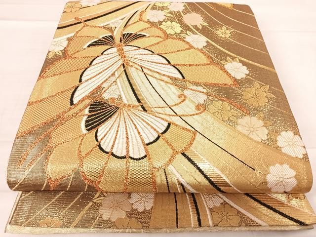 ■■■　サイズ　■■■ 長さ 432cm 幅 30.5cm程 ■■■　商品詳細　■■■ 【正絹・芯なし】 詳細に関しましては、画像をご確認ください。 大変上質な逸品になります。 お安く出品致しますので、是非この機会にいかがでしょうか？ ■■■　注意事項　■■■ ■モニター発色の具合により色合いが異なる場合がございます。 ■寸法は多少の誤差が生じる場合がございますのでご了承ください。 ■縫込みの長さが左右非対称の場合は短い部分を記載しております。 左右非対称であってもご返品・お値引き等の保証は出来かねますので、ご了承の上ご購入をお願い致します。 ■シミ等のチェックには注意を払っておりますが、見落としがある場合もございますし、個人の見解も様々ですので神経質な方のご購入はお控えください。 ■箪笥に入っておりました着物や帯なので畳みシワや匂いがあるものもございます。 ■お休みは基本的に土日祝となりますが、その他臨時でお休みする場合がございますのでご了承ください。 ■商品の発送は平日のみの発送となります。 ■夜間と土曜、日曜日はお問い合わせの回答が遅れる場合がございます。 ■当店では、お直し、紋入れ、お手入れ等は承っておりません。 ■生地の状態（ヤケ、経年劣化等）によってはサイズ直しが出来ない場合がございます。 その点もどうかご了承のうえ、ご購入をお願いいたします。 ■弊社で取り扱う商品は一点ものにつき、時期や在庫状況に応じて金額が変更となる場合がございます。 ■検針は行っておりません。予めご了承いただきますようお願いいたします。 ■【洗える着物】と記載のある商品におきましては、商品お届け後に洗濯を行ってしまってからのご返品にはご対応しかねます。 念の為、専門店でのお手入れをお願いいたします。 ■着物のサイズ目安は下記を参考ください↓ ＜女性着物＞　お端折り次第で＋5cm　−1cmが着用可能サイズ 　例）身丈170cmの場合、身長160cm〜175cm ＜男性着物＞　身丈＋約25cm〜27cm程が適応身長 　例）身丈155cmの場合、身長180〜182cm