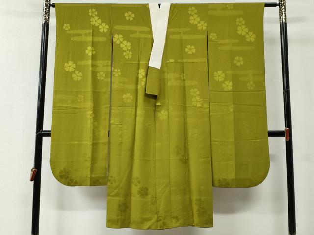 ■■■　サイズ　■■■ 身丈 130.5cm（肩から） 裄丈 64.5cm 袖丈 107cm　縫込み 5cm 袖幅 34cm 前幅 26cm 後幅 31cm 着物縫いこみ 内揚げ 5cm 裄 お袖側 約3cm　身頃側 約3cm ■■■　商品詳細　■■■ 【正絹】 状態は特に目立ったシミ汚れなどもなく大変良い状態です。 大変上質な逸品になります。 お安く出品致しますので、是非この機会にいかがでしょうか？ ■■■　注意事項　■■■ ■モニター発色の具合により色合いが異なる場合がございます。 ■寸法は多少の誤差が生じる場合がございますのでご了承ください。 ■縫込みの長さが左右非対称の場合は短い部分を記載しております。 左右非対称であってもご返品・お値引き等の保証は出来かねますので、ご了承の上ご購入をお願い致します。 ■シミ等のチェックには注意を払っておりますが、見落としがある場合もございますし、個人の見解も様々ですので神経質な方のご購入はお控えください。 ■箪笥に入っておりました着物や帯なので畳みシワや匂いがあるものもございます。 ■お休みは基本的に土日祝となりますが、その他臨時でお休みする場合がございますのでご了承ください。 ■商品の発送は平日のみの発送となります。 ■夜間と土曜、日曜日はお問い合わせの回答が遅れる場合がございます。 ■当店では、お直し、紋入れ、お手入れ等は承っておりません。 ■生地の状態（ヤケ、経年劣化等）によってはサイズ直しが出来ない場合がございます。 その点もどうかご了承のうえ、ご購入をお願いいたします。 ■弊社で取り扱う商品は一点ものにつき、時期や在庫状況に応じて金額が変更となる場合がございます。 ■検針は行っておりません。予めご了承いただきますようお願いいたします。 ■【洗える着物】と記載のある商品におきましては、商品お届け後に洗濯を行ってしまってからのご返品にはご対応しかねます。 念の為、専門店でのお手入れをお願いいたします。 ■着物のサイズ目安は下記を参考ください↓ ＜女性着物＞　お端折り次第で＋5cm　−1cmが着用可能サイズ 　例）身丈170cmの場合、身長160cm〜175cm ＜男性着物＞　身丈＋約25cm〜27cm程が適応身長 　例）身丈155cmの場合、身長180〜182cm