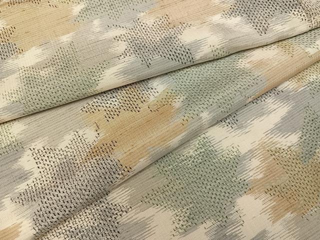 ■■■　サイズ　■■■ 身丈 158.5cm（肩から） 裄丈 63cm 袖丈 46cm　縫込み 3cm 袖幅 32cm 前幅 24.5cm 後幅 29.5cm 着物縫いこみ 内揚げ 0cm 裄 お袖側 約3.5cm　身頃側 約3.5cm ■■■　商品詳細　■■■ 【正絹】 状態は接写画像のように衿山に薄い汚れがございますが その他特に目立ったシミ汚れなどもなく大変良い状態です。 大変上質な逸品になります。 お安く出品致しますので、是非この機会にいかがでしょうか？ ■■■　注意事項　■■■ ■モニター発色の具合により色合いが異なる場合がございます。 ■寸法は多少の誤差が生じる場合がございますのでご了承ください。 ■縫込みの長さが左右非対称の場合は短い部分を記載しております。 左右非対称であってもご返品・お値引き等の保証は出来かねますので、ご了承の上ご購入をお願い致します。 ■シミ等のチェックには注意を払っておりますが、見落としがある場合もございますし、個人の見解も様々ですので神経質な方のご購入はお控えください。 ■箪笥に入っておりました着物や帯なので畳みシワや匂いがあるものもございます。 ■お休みは基本的に土日祝となりますが、その他臨時でお休みする場合がございますのでご了承ください。 ■商品の発送は平日のみの発送となります。 ■夜間と土曜、日曜日はお問い合わせの回答が遅れる場合がございます。 ■当店では、お直し、紋入れ、お手入れ等は承っておりません。 ■生地の状態（ヤケ、経年劣化等）によってはサイズ直しが出来ない場合がございます。 その点もどうかご了承のうえ、ご購入をお願いいたします。 ■弊社で取り扱う商品は一点ものにつき、時期や在庫状況に応じて金額が変更となる場合がございます。 ■検針は行っておりません。予めご了承いただきますようお願いいたします。 ■【洗える着物】と記載のある商品におきましては、商品お届け後に洗濯を行ってしまってからのご返品にはご対応しかねます。 念の為、専門店でのお手入れをお願いいたします。 ■着物のサイズ目安は下記を参考ください↓ ＜女性着物＞　お端折り次第で＋5?　−10?が着用可能サイズ 　例）身丈170?の場合、身長160?〜175? ＜男性着物＞　身丈＋約25?〜27?程が適応身長 　例）身丈155?の場合、身長180〜182?