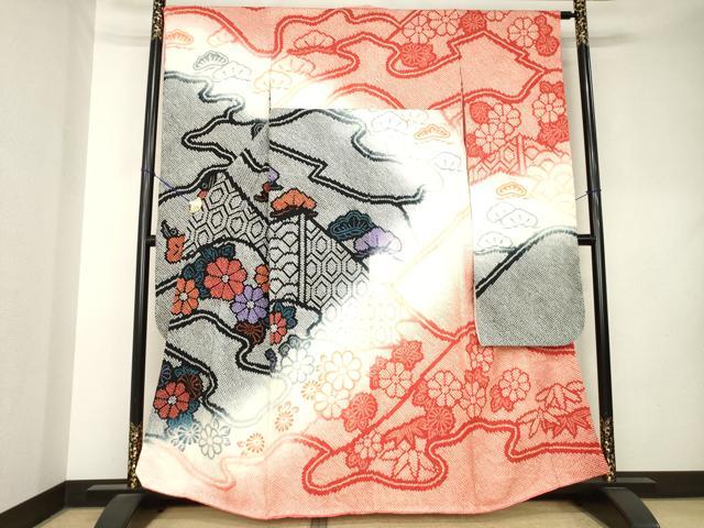 ■■■　サイズ　■■■ 身丈 158cm（肩から） 裄丈 65cm 袖丈 111cm　縫込み 9cm 袖幅 34cm 前幅 25cm 後幅 30cm 着物縫いこみ 内揚げ 9cm 裄 お袖側 約2cm　身頃側 約3cm ■■■　商品詳細　■■■ 【正絹】 状態は特に目立ったシミ汚れなどもなく大変良い状態です。 大変上質な逸品になります。 お安く出品致しますので、是非この機会にいかがでしょうか？ ■■■　注意事項　■■■ ■モニター発色の具合により色合いが異なる場合がございます。 ■寸法は多少の誤差が生じる場合がございますのでご了承ください。 ■縫込みの長さが左右非対称の場合は短い部分を記載しております。 左右非対称であってもご返品・お値引き等の保証は出来かねますので、ご了承の上ご購入をお願い致します。 ■シミ等のチェックには注意を払っておりますが、見落としがある場合もございますし、個人の見解も様々ですので神経質な方のご購入はお控えください。 ■箪笥に入っておりました着物や帯なので畳みシワや匂いがあるものもございます。 ■お休みは基本的に土日祝となりますが、その他臨時でお休みする場合がございますのでご了承ください。 ■商品の発送は平日のみの発送となります。 ■夜間と土曜、日曜日はお問い合わせの回答が遅れる場合がございます。 ■当店では、お直し、紋入れ、お手入れ等は承っておりません。 ■生地の状態（ヤケ、経年劣化等）によってはサイズ直しが出来ない場合がございます。 その点もどうかご了承のうえ、ご購入をお願いいたします。 ■弊社で取り扱う商品は一点ものにつき、時期や在庫状況に応じて金額が変更となる場合がございます。 ■検針は行っておりません。予めご了承いただきますようお願いいたします。 ■【洗える着物】と記載のある商品におきましては、商品お届け後に洗濯を行ってしまってからのご返品にはご対応しかねます。 念の為、専門店でのお手入れをお願いいたします。 ■写真に写っている物が全てになります。それ以外の付属品はございませんのでご了承ください。 ■状態に関する写真につきましては、掲載可能な写真枚数に限りがあるため、各箇所につき1枚参考画像を掲載しております。 ■着物のサイズ目安は下記を参考ください↓ ＜女性着物＞　お端折り次第で＋5cm　−1cmが着用可能サイズ 　例）身丈170cmの場合、身長160cm〜175cm ＜男性着物＞　身丈＋約25cm〜27cm程が適応身長 　例）身丈155cmの場合、身長180〜182cm