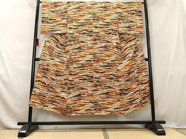 ■■■　サイズ　■■■ 身丈 148cm（肩から） 裄丈 64.5cm 袖丈 46cm　縫込み 4.5cm 袖幅 32.5cm 前幅 28.5cm 後幅 32.5cm 着物縫いこみ 内揚げ 0cm 裄 お袖側 約3.5cm　身頃側 約2cm ■■■　商品詳細　■■■ 【正絹】 状態は特に目立ったシミ汚れなどもなく大変良い状態です。 大変上質な逸品になります。 お安く出品致しますので、是非この機会にいかがでしょうか？ ■■■　注意事項　■■■ ■モニター発色の具合により色合いが異なる場合がございます。 ■寸法は多少の誤差が生じる場合がございますのでご了承ください。 ■縫込みの長さが左右非対称の場合は短い部分を記載しております。 左右非対称であってもご返品・お値引き等の保証は出来かねますので、ご了承の上ご購入をお願い致します。 ■シミ等のチェックには注意を払っておりますが、見落としがある場合もございますし、個人の見解も様々ですので神経質な方のご購入はお控えください。 ■箪笥に入っておりました着物や帯なので畳みシワや匂いがあるものもございます。 ■お休みは基本的に土日祝となりますが、その他臨時でお休みする場合がございますのでご了承ください。 ■商品の発送は平日のみの発送となります。 ■夜間と土曜、日曜日はお問い合わせの回答が遅れる場合がございます。 ■当店では、お直し、紋入れ、お手入れ等は承っておりません。 ■生地の状態（ヤケ、経年劣化等）によってはサイズ直しが出来ない場合がございます。 その点もどうかご了承のうえ、ご購入をお願いいたします。 ■弊社で取り扱う商品は一点ものにつき、時期や在庫状況に応じて金額が変更となる場合がございます。 ■検針は行っておりません。予めご了承いただきますようお願いいたします。 ■【洗える着物】と記載のある商品におきましては、商品お届け後に洗濯を行ってしまってからのご返品にはご対応しかねます。 念の為、専門店でのお手入れをお願いいたします。 ■着物のサイズ目安は下記を参考ください↓ ＜女性着物＞　お端折り次第で＋5cm　−1cmが着用可能サイズ 　例）身丈170cmの場合、身長160cm〜175cm ＜男性着物＞　身丈＋約25cm〜27cm程が適応身長 　例）身丈155cmの場合、身長180〜182cm