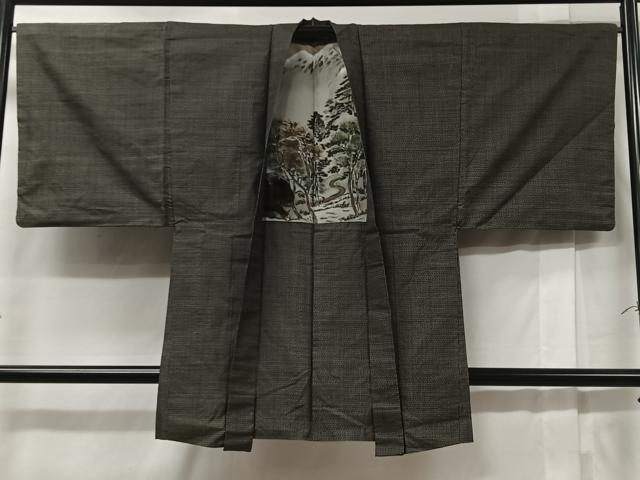 ■■■　サイズ　■■■ 身丈 91cm（肩から） 裄丈 66.5cm 袖丈 47cm　縫込み 3.5cm 袖幅 34cm 前幅 17cm 後幅 30cm 裄 お袖側 約0cm　身頃側 約0cm ■■■　商品詳細　■■■ 【正絹】 状態は特に目立ったシミ汚れなどもなく大変良い状態です。 大変上質な逸品になります。 お安く出品致しますので、是非この機会にいかがでしょうか？ ■■■　注意事項　■■■ ■モニター発色の具合により色合いが異なる場合がございます。 ■寸法は多少の誤差が生じる場合がございますのでご了承ください。 ■縫込みの長さが左右非対称の場合は短い部分を記載しております。 左右非対称であってもご返品・お値引き等の保証は出来かねますので、ご了承の上ご購入をお願い致します。 ■シミ等のチェックには注意を払っておりますが、見落としがある場合もございますし、個人の見解も様々ですので神経質な方のご購入はお控えください。 ■箪笥に入っておりました着物や帯なので畳みシワや匂いがあるものもございます。 ■お休みは基本的に土日祝となりますが、その他臨時でお休みする場合がございますのでご了承ください。 ■商品の発送は平日のみの発送となります。 ■夜間と土曜、日曜日はお問い合わせの回答が遅れる場合がございます。 ■当店では、お直し、紋入れ、お手入れ等は承っておりません。 ■生地の状態（ヤケ、経年劣化等）によってはサイズ直しが出来ない場合がございます。 その点もどうかご了承のうえ、ご購入をお願いいたします。 ■弊社で取り扱う商品は一点ものにつき、時期や在庫状況に応じて金額が変更となる場合がございます。 ■検針は行っておりません。予めご了承いただきますようお願いいたします。 ■【洗える着物】と記載のある商品におきましては、商品お届け後に洗濯を行ってしまってからのご返品にはご対応しかねます。 念の為、専門店でのお手入れをお願いいたします。 ■着物のサイズ目安は下記を参考ください↓ ＜女性着物＞　お端折り次第で＋5cm　−1cmが着用可能サイズ 　例）身丈170cmの場合、身長160cm〜175cm ＜男性着物＞　身丈＋約25cm〜27cm程が適応身長 　例）身丈155cmの場合、身長180〜182cm