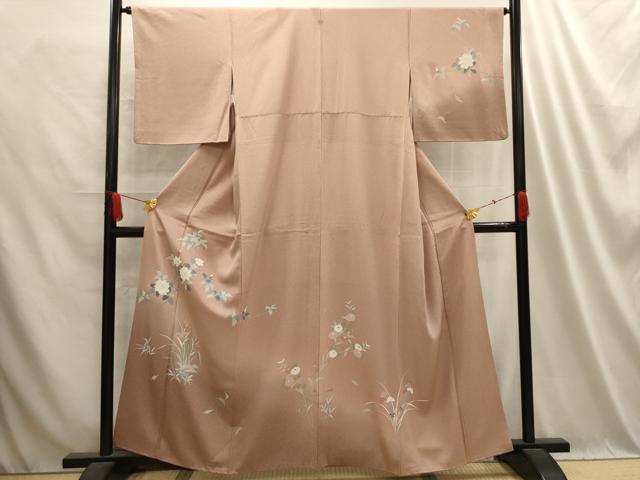 ■■■　サイズ　■■■ 身丈 159cm（肩から） 裄丈 64cm 袖丈 48cm　縫込み 3.5cm 袖幅 32.5cm 前幅 24cm 後幅 30cm 着物縫いこみ 内揚げ 10cm 裄 お袖側 約2.5cm　身頃側 約3cm ■■■　商品詳細　■■■ 【正絹・一つ紋】 状態は特に目立ったシミ汚れなどもなく大変良い状態です。 大変上質な逸品になります。 お安く出品致しますので、是非この機会にいかがでしょうか？ ■■■　注意事項　■■■ ■モニター発色の具合により色合いが異なる場合がございます。 ■寸法は多少の誤差が生じる場合がございますのでご了承ください。 ■縫込みの長さが左右非対称の場合は短い部分を記載しております。 左右非対称であってもご返品・お値引き等の保証は出来かねますので、ご了承の上ご購入をお願い致します。 ■シミ等のチェックには注意を払っておりますが、見落としがある場合もございますし、個人の見解も様々ですので神経質な方のご購入はお控えください。 ■箪笥に入っておりました着物や帯なので畳みシワや匂いがあるものもございます。 ■お休みは基本的に土日祝となりますが、その他臨時でお休みする場合がございますのでご了承ください。 ■商品の発送は平日のみの発送となります。 ■夜間と土曜、日曜日はお問い合わせの回答が遅れる場合がございます。 ■当店では、お直し、紋入れ、お手入れ等は承っておりません。 ■生地の状態（ヤケ、経年劣化等）によってはサイズ直しが出来ない場合がございます。 その点もどうかご了承のうえ、ご購入をお願いいたします。 ■弊社で取り扱う商品は一点ものにつき、時期や在庫状況に応じて金額が変更となる場合がございます。 ■検針は行っておりません。予めご了承いただきますようお願いいたします。 ■【洗える着物】と記載のある商品におきましては、商品お届け後に洗濯を行ってしまってからのご返品にはご対応しかねます。 念の為、専門店でのお手入れをお願いいたします。 ■着物のサイズ目安は下記を参考ください↓ ＜女性着物＞　お端折り次第で＋5cm　−1cmが着用可能サイズ 　例）身丈170cmの場合、身長160cm〜175cm ＜男性着物＞　身丈＋約25cm〜27cm程が適応身長 　例）身丈155cmの場合、身長180〜182cm