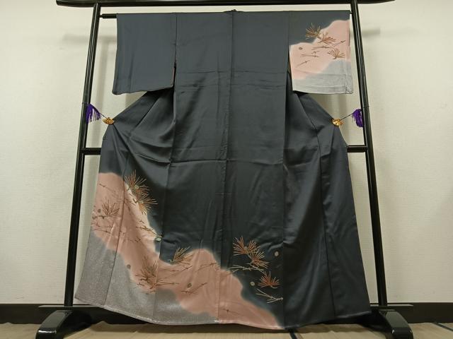 ■■■　サイズ　■■■ 身丈 161cm（肩から） 裄丈 63cm 袖丈 48cm　縫込み 4cm 袖幅 32cm 前幅 23cm 後幅 29cm 着物縫いこみ 内揚げ 5.5cm 裄 お袖側 約2cm　身頃側 約3cm ■■■　商品詳細　■■■ 【正絹】 状態は接写画像のように後身頃・衿裏に薄い汚れがございますが その他特に目立ったシミ汚れなどもなく大変良い状態です。 大変上質な逸品になります。 お安く出品致しますので、是非この機会にいかがでしょうか？ ■■■　注意事項　■■■ ■モニター発色の具合により色合いが異なる場合がございます。 ■寸法は多少の誤差が生じる場合がございますのでご了承ください。 ■縫込みの長さが左右非対称の場合は短い部分を記載しております。 左右非対称であってもご返品・お値引き等の保証は出来かねますので、ご了承の上ご購入をお願い致します。 ■シミ等のチェックには注意を払っておりますが、見落としがある場合もございますし、個人の見解も様々ですので神経質な方のご購入はお控えください。 ■箪笥に入っておりました着物や帯なので畳みシワや匂いがあるものもございます。 ■お休みは基本的に土日祝となりますが、その他臨時でお休みする場合がございますのでご了承ください。 ■商品の発送は平日のみの発送となります。 ■夜間と土曜、日曜日はお問い合わせの回答が遅れる場合がございます。 ■当店では、お直し、紋入れ、お手入れ等は承っておりません。 ■生地の状態（ヤケ、経年劣化等）によってはサイズ直しが出来ない場合がございます。 その点もどうかご了承のうえ、ご購入をお願いいたします。 ■弊社で取り扱う商品は一点ものにつき、時期や在庫状況に応じて金額が変更となる場合がございます。 ■検針は行っておりません。予めご了承いただきますようお願いいたします。 ■【洗える着物】と記載のある商品におきましては、商品お届け後に洗濯を行ってしまってからのご返品にはご対応しかねます。 念の為、専門店でのお手入れをお願いいたします。 ■写真に写っている物が全てになります。それ以外の付属品はございませんのでご了承ください。 ■状態に関する写真につきましては、掲載可能な写真枚数に限りがあるため、各箇所につき1枚参考画像を掲載しております。 ■着物のサイズ目安は下記を参考ください↓ ＜女性着物＞　お端折り次第で＋5cm　－1cmが着用可能サイズ 　例）身丈170cmの場合、身長160cm～175cm ＜男性着物＞　身丈＋約25cm～27cm程が適応身長 　例）身丈155cmの場合、身長180～182cm