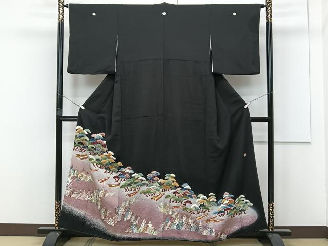 ■■■　サイズ　■■■ 身丈 158cm（肩から） 裄丈 63cm 袖丈 48cm　縫込み 4cm 袖幅 32cm 前幅 25cm 後幅 31cm 着物縫いこみ 内揚げ 8cm 裄 お袖側 約2cm　身頃側 約2cm ■■■　商品詳細　■■■ 【正絹・五つ紋・比翼仕立て】 状態は画像を添付しておりますので、そちらをご確認下さいますよう宜しくお願い致します。 大変上質な逸品になります。 お安く出品致しますので、是非この機会にいかがでしょうか？ ■■■　注意事項　■■■ ■モニター発色の具合により色合いが異なる場合がございます。 ■寸法は多少の誤差が生じる場合がございますのでご了承ください。 ■縫込みの長さが左右非対称の場合は短い部分を記載しております。 左右非対称であってもご返品・お値引き等の保証は出来かねますので、ご了承の上ご購入をお願い致します。 ■シミ等のチェックには注意を払っておりますが、見落としがある場合もございますし、個人の見解も様々ですので神経質な方のご購入はお控えください。 ■箪笥に入っておりました着物や帯なので畳みシワや匂いがあるものもございます。 ■お休みは基本的に土日祝となりますが、その他臨時でお休みする場合がございますのでご了承ください。 ■商品の発送は平日のみの発送となります。 ■夜間と土曜、日曜日はお問い合わせの回答が遅れる場合がございます。 ■当店では、お直し、紋入れ、お手入れ等は承っておりません。 ■生地の状態（ヤケ、経年劣化等）によってはサイズ直しが出来ない場合がございます。 その点もどうかご了承のうえ、ご購入をお願いいたします。 ■弊社で取り扱う商品は一点ものにつき、時期や在庫状況に応じて金額が変更となる場合がございます。 ■検針は行っておりません。予めご了承いただきますようお願いいたします。 ■【洗える着物】と記載のある商品におきましては、商品お届け後に洗濯を行ってしまってからのご返品にはご対応しかねます。 念の為、専門店でのお手入れをお願いいたします。 ■着物のサイズ目安は下記を参考ください↓ ＜女性着物＞　お端折り次第で＋5cm　−1cmが着用可能サイズ 　例）身丈170cmの場合、身長160cm〜175cm ＜男性着物＞　身丈＋約25cm〜27cm程が適応身長 　例）身丈155cmの場合、身長180〜182cm