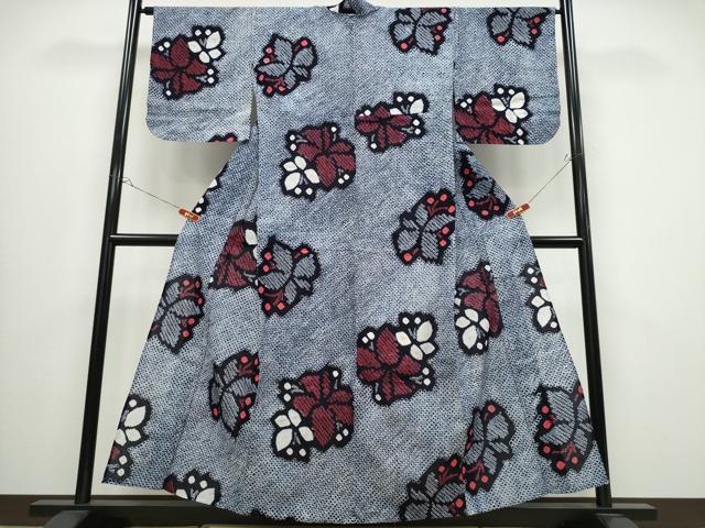 ■■■　サイズ　■■■ 身丈 156cm（肩から） 裄丈 66.5cm 袖丈 48.5cm　縫込み 3.5cm 袖幅 34cm 前幅 25cm 後幅 30.5cm 着物縫いこみ 内揚げ 0cm 裄 お袖側 約1cm　身頃側 約0cm ■■■　商品詳細　■■■ 【綿】 状態は接写画像のように表地所々・居敷当てに薄いシミがございます。 人気の高い“有松鳴海絞り”の浴衣でございます。 “鳴海絞り”ならではの表情を生み出す立体感と 淡いぼかしで息を吹き込まれ、 今にも動き出しそうな迫力を放っております。 夏祭りや花火大会、これから増えるイベントに連れ立って、 より夏をお楽しみ下さいませ。 大変上質な逸品になりますのでぜひお手入れをされてお召しになられてはいかがでしょうか。 お安く出品致しますので、是非この機会にいかがでしょうか？ ■■■　注意事項　■■■ ■モニター発色の具合により色合いが異なる場合がございます。 ■寸法は多少の誤差が生じる場合がございますのでご了承ください。 ■縫込みの長さが左右非対称の場合は短い部分を記載しております。 左右非対称であってもご返品・お値引き等の保証は出来かねますので、ご了承の上ご購入をお願い致します。 ■シミ等のチェックには注意を払っておりますが、見落としがある場合もございますし、個人の見解も様々ですので神経質な方のご購入はお控えください。 ■箪笥に入っておりました着物や帯なので畳みシワや匂いがあるものもございます。 ■お休みは基本的に土日祝となりますが、その他臨時でお休みする場合がございますのでご了承ください。 ■商品の発送は平日のみの発送となります。 ■夜間と土曜、日曜日はお問い合わせの回答が遅れる場合がございます。 ■当店では、お直し、紋入れ、お手入れ等は承っておりません。 ■生地の状態（ヤケ、経年劣化等）によってはサイズ直しが出来ない場合がございます。 その点もどうかご了承のうえ、ご購入をお願いいたします。 ■弊社で取り扱う商品は一点ものにつき、時期や在庫状況に応じて金額が変更となる場合がございます。 ■検針は行っておりません。予めご了承いただきますようお願いいたします。 ■【洗える着物】と記載のある商品におきましては、商品お届け後に洗濯を行ってしまってからのご返品にはご対応しかねます。 念の為、専門店でのお手入れをお願いいたします。 ■着物のサイズ目安は下記を参考ください↓ ＜女性着物＞　お端折り次第で＋5cm　−1cmが着用可能サイズ 　例）身丈170cmの場合、身長160cm〜175cm ＜男性着物＞　身丈＋約25cm〜27cm程が適応身長 　例）身丈155cmの場合、身長180〜182cm