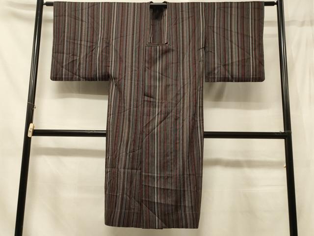 ■■■　サイズ　■■■ 身丈 125cm（肩から） 裄丈 64cm 袖丈 47cm　縫込み 3cm 袖幅 33.5cm 前幅 21cm 後幅 30.5cm 裄 お袖側 約2cm　身頃側 約5.5cm ■■■　商品詳細　■■■ 【正絹】 状態は特に目立ったシミ汚れなどもなく大変良い状態です。 大変上質な逸品になります。 お安く出品致しますので、是非この機会にいかがでしょうか？ ※若干たたみシワがございます。 ■■■　注意事項　■■■ ■モニター発色の具合により色合いが異なる場合がございます。 ■寸法は多少の誤差が生じる場合がございますのでご了承ください。 ■縫込みの長さが左右非対称の場合は短い部分を記載しております。 左右非対称であってもご返品・お値引き等の保証は出来かねますので、ご了承の上ご購入をお願い致します。 ■シミ等のチェックには注意を払っておりますが、見落としがある場合もございますし、個人の見解も様々ですので神経質な方のご購入はお控えください。 ■箪笥に入っておりました着物や帯なので畳みシワや匂いがあるものもございます。 ■お休みは基本的に土日祝となりますが、その他臨時でお休みする場合がございますのでご了承ください。 ■商品の発送は平日のみの発送となります。 ■夜間と土曜、日曜日はお問い合わせの回答が遅れる場合がございます。 ■当店では、お直し、紋入れ、お手入れ等は承っておりません。 ■生地の状態（ヤケ、経年劣化等）によってはサイズ直しが出来ない場合がございます。 その点もどうかご了承のうえ、ご購入をお願いいたします。 ■弊社で取り扱う商品は一点ものにつき、時期や在庫状況に応じて金額が変更となる場合がございます。 ■検針は行っておりません。予めご了承いただきますようお願いいたします。 ■【洗える着物】と記載のある商品におきましては、商品お届け後に洗濯を行ってしまってからのご返品にはご対応しかねます。 念の為、専門店でのお手入れをお願いいたします。 ■着物のサイズ目安は下記を参考ください↓ ＜女性着物＞　お端折り次第で＋5cm　−1cmが着用可能サイズ 　例）身丈170cmの場合、身長160cm〜175cm ＜男性着物＞　身丈＋約25cm〜27cm程が適応身長 　例）身丈155cmの場合、身長180〜182cm