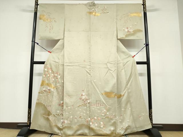 ■■■　サイズ　■■■ 身丈 162.5cm（肩から） 裄丈 67cm 袖丈 49.5cm　縫込み 5cm 袖幅 33cm 前幅 26cm 後幅 31cm 着物縫いこみ 内揚げ 6cm 裄 お袖側 約3cm　身頃側 約1cm ■■■　商品詳細　■■■ 【正絹】 状態は接写画像のように袖口・後身頃・胴裏・衿山に薄い汚れがございますが その他特に目立ったシミ汚れなどもなく大変良い状態です。 大変上質な逸品になります。 お安く出品致しますので、是非この機会にいかがでしょうか？ ■■■　注意事項　■■■ ■モニター発色の具合により色合いが異なる場合がございます。 ■寸法は多少の誤差が生じる場合がございますのでご了承ください。 ■縫込みの長さが左右非対称の場合は短い部分を記載しております。 左右非対称であってもご返品・お値引き等の保証は出来かねますので、ご了承の上ご購入をお願い致します。 ■シミ等のチェックには注意を払っておりますが、見落としがある場合もございますし、個人の見解も様々ですので神経質な方のご購入はお控えください。 ■箪笥に入っておりました着物や帯なので畳みシワや匂いがあるものもございます。 ■お休みは基本的に土日祝となりますが、その他臨時でお休みする場合がございますのでご了承ください。 ■商品の発送は平日のみの発送となります。 ■夜間と土曜、日曜日はお問い合わせの回答が遅れる場合がございます。 ■当店では、お直し、紋入れ、お手入れ等は承っておりません。 ■生地の状態（ヤケ、経年劣化等）によってはサイズ直しが出来ない場合がございます。 その点もどうかご了承のうえ、ご購入をお願いいたします。 ■弊社で取り扱う商品は一点ものにつき、時期や在庫状況に応じて金額が変更となる場合がございます。 ■検針は行っておりません。予めご了承いただきますようお願いいたします。 ■【洗える着物】と記載のある商品におきましては、商品お届け後に洗濯を行ってしまってからのご返品にはご対応しかねます。 念の為、専門店でのお手入れをお願いいたします。 ■着物のサイズ目安は下記を参考ください↓ ＜女性着物＞　お端折り次第で＋5cm　−1cmが着用可能サイズ 　例）身丈170cmの場合、身長160cm〜175cm ＜男性着物＞　身丈＋約25cm〜27cm程が適応身長 　例）身丈155cmの場合、身長180〜182cm