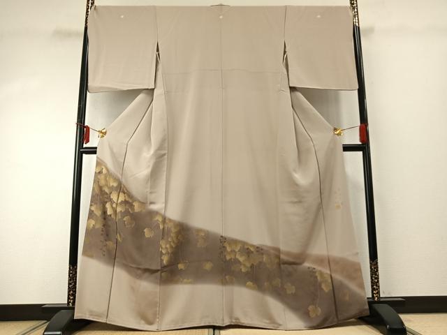■■■　サイズ　■■■ 身丈 164cm（肩から） 裄丈 71cm 袖丈 48cm　縫込み 7.5cm 袖幅 36cm 前幅 25cm 後幅 31cm 着物縫いこみ 内揚げ 9.5cm 裄 お袖側 約1.5cm　身頃側 約1cm ■■■　商品詳細　■■■ 【正絹・三つ紋】 状態は接写画像のように表地所々・衿裏に薄い汚れがございます。 大変上質な逸品になりますのでぜひお手入れをされてお召しになられてはいかがでしょうか。 お安く出品致しますので、是非この機会にいかがでしょうか？ ※下前おくみに為書きがございます。 ■■■　注意事項　■■■ ■モニター発色の具合により色合いが異なる場合がございます。 ■寸法は多少の誤差が生じる場合がございますのでご了承ください。 ■縫込みの長さが左右非対称の場合は短い部分を記載しております。 左右非対称であってもご返品・お値引き等の保証は出来かねますので、ご了承の上ご購入をお願い致します。 ■シミ等のチェックには注意を払っておりますが、見落としがある場合もございますし、個人の見解も様々ですので神経質な方のご購入はお控えください。 ■箪笥に入っておりました着物や帯なので畳みシワや匂いがあるものもございます。 ■お休みは基本的に土日祝となりますが、その他臨時でお休みする場合がございますのでご了承ください。 ■商品の発送は平日のみの発送となります。 ■夜間と土曜、日曜日はお問い合わせの回答が遅れる場合がございます。 ■当店では、お直し、紋入れ、お手入れ等は承っておりません。 ■生地の状態（ヤケ、経年劣化等）によってはサイズ直しが出来ない場合がございます。 その点もどうかご了承のうえ、ご購入をお願いいたします。 ■弊社で取り扱う商品は一点ものにつき、時期や在庫状況に応じて金額が変更となる場合がございます。 ■検針は行っておりません。予めご了承いただきますようお願いいたします。 ■【洗える着物】と記載のある商品におきましては、商品お届け後に洗濯を行ってしまってからのご返品にはご対応しかねます。 念の為、専門店でのお手入れをお願いいたします。 ■着物のサイズ目安は下記を参考ください↓ ＜女性着物＞　お端折り次第で＋5cm　−1cmが着用可能サイズ 　例）身丈170cmの場合、身長160cm〜175cm ＜男性着物＞　身丈＋約25cm〜27cm程が適応身長 　例）身丈155cmの場合、身長180〜182cm