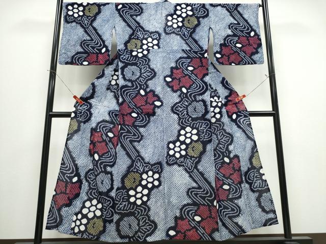 ■■■　サイズ　■■■ 身丈 152cm（肩から） 裄丈 67.5cm 袖丈 46cm　縫込み 2.5cm 袖幅 35.5cm 前幅 24.5cm 後幅 30cm 着物縫いこみ 内揚げ 0cm 裄 お袖側 約0cm　身頃側 約0cm ■■■　商品詳細　■■■ 【綿】 状態は特に目立ったシミ汚れなどもなく大変良い状態です。 人気の高い“有松鳴海絞り”の浴衣でございます。 “鳴海絞り”ならではの表情を生み出す立体感と 淡いぼかしで息を吹き込まれ、 今にも動き出しそうな迫力を放っております。 夏祭りや花火大会、これから増えるイベントに連れ立って、 より夏をお楽しみ下さいませ。 大変上質な逸品になります。 お安く出品致しますので、是非この機会にいかがでしょうか？ ■■■　注意事項　■■■ ■モニター発色の具合により色合いが異なる場合がございます。 ■寸法は多少の誤差が生じる場合がございますのでご了承ください。 ■縫込みの長さが左右非対称の場合は短い部分を記載しております。 左右非対称であってもご返品・お値引き等の保証は出来かねますので、ご了承の上ご購入をお願い致します。 ■シミ等のチェックには注意を払っておりますが、見落としがある場合もございますし、個人の見解も様々ですので神経質な方のご購入はお控えください。 ■箪笥に入っておりました着物や帯なので畳みシワや匂いがあるものもございます。 ■お休みは基本的に土日祝となりますが、その他臨時でお休みする場合がございますのでご了承ください。 ■商品の発送は平日のみの発送となります。 ■夜間と土曜、日曜日はお問い合わせの回答が遅れる場合がございます。 ■当店では、お直し、紋入れ、お手入れ等は承っておりません。 ■生地の状態（ヤケ、経年劣化等）によってはサイズ直しが出来ない場合がございます。 その点もどうかご了承のうえ、ご購入をお願いいたします。 ■弊社で取り扱う商品は一点ものにつき、時期や在庫状況に応じて金額が変更となる場合がございます。 ■検針は行っておりません。予めご了承いただきますようお願いいたします。 ■【洗える着物】と記載のある商品におきましては、商品お届け後に洗濯を行ってしまってからのご返品にはご対応しかねます。 念の為、専門店でのお手入れをお願いいたします。 ■写真に写っている物が全てになります。それ以外の付属品はございませんのでご了承ください。 ■状態に関する写真につきましては、掲載可能な写真枚数に限りがあるため、各箇所につき1枚参考画像を掲載しております。 ■着物のサイズ目安は下記を参考ください↓ ＜女性着物＞　お端折り次第で＋5cm　－1cmが着用可能サイズ 　例）身丈170cmの場合、身長160cm～175cm ＜男性着物＞　身丈＋約25cm～27cm程が適応身長 　例）身丈155cmの場合、身長180～182cm