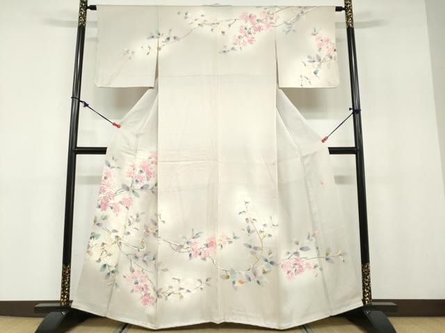 ■■■　サイズ　■■■ 身丈 159cm（肩から） 裄丈 63cm 袖丈 46.5cm　縫込み 5cm 袖幅 31.5cm 前幅 24cm 後幅 30cm 着物縫いこみ 内揚げ 3cm 裄 お袖側 約4cm　身頃側 約3cm ■■■　商品詳細　■■■ 【正絹】 状態は接写画像のように上前・上前おくみ・後身頃・両袖前後に薄い汚れがございますが その他特に目立ったシミ汚れなどもなく大変良い状態です。 大変上質な逸品になります。 お安く出品致しますので、是非この機会にいかがでしょうか？ ■■■　注意事項　■■■ ■モニター発色の具合により色合いが異なる場合がございます。 ■寸法は多少の誤差が生じる場合がございますのでご了承ください。 ■縫込みの長さが左右非対称の場合は短い部分を記載しております。 左右非対称であってもご返品・お値引き等の保証は出来かねますので、ご了承の上ご購入をお願い致します。 ■シミ等のチェックには注意を払っておりますが、見落としがある場合もございますし、個人の見解も様々ですので神経質な方のご購入はお控えください。 ■箪笥に入っておりました着物や帯なので畳みシワや匂いがあるものもございます。 ■お休みは基本的に土日祝となりますが、その他臨時でお休みする場合がございますのでご了承ください。 ■商品の発送は平日のみの発送となります。 ■夜間と土曜、日曜日はお問い合わせの回答が遅れる場合がございます。 ■当店では、お直し、紋入れ、お手入れ等は承っておりません。 ■生地の状態（ヤケ、経年劣化等）によってはサイズ直しが出来ない場合がございます。 その点もどうかご了承のうえ、ご購入をお願いいたします。 ■弊社で取り扱う商品は一点ものにつき、時期や在庫状況に応じて金額が変更となる場合がございます。 ■検針は行っておりません。予めご了承いただきますようお願いいたします。 ■【洗える着物】と記載のある商品におきましては、商品お届け後に洗濯を行ってしまってからのご返品にはご対応しかねます。 念の為、専門店でのお手入れをお願いいたします。 ■着物のサイズ目安は下記を参考ください↓ ＜女性着物＞　お端折り次第で＋5cm　−1cmが着用可能サイズ 　例）身丈170cmの場合、身長160cm〜175cm ＜男性着物＞　身丈＋約25cm〜27cm程が適応身長 　例）身丈155cmの場合、身長180〜182cm