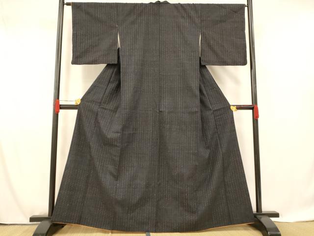 ■■■　サイズ　■■■ 身丈 161cm（肩から） 裄丈 64cm 袖丈 49cm　縫込み 4cm 袖幅 33cm 前幅 23cm 後幅 29cm 着物縫いこみ 内揚げ 3.5cm 裄 お袖側 約3cm　身頃側 約4cm ■■■　商品詳細　■■■ 【正絹】 状態は画像を添付しておりますので、そちらをご確認下さいますよう宜しくお願い致します。 大変上質な逸品になります。 お安く出品致しますので、是非この機会にいかがでしょうか？ ■■■　注意事項　■■■ ■モニター発色の具合により色合いが異なる場合がございます。 ■寸法は多少の誤差が生じる場合がございますのでご了承ください。 ■縫込みの長さが左右非対称の場合は短い部分を記載しております。 左右非対称であってもご返品・お値引き等の保証は出来かねますので、ご了承の上ご購入をお願い致します。 ■シミ等のチェックには注意を払っておりますが、見落としがある場合もございますし、個人の見解も様々ですので神経質な方のご購入はお控えください。 ■箪笥に入っておりました着物や帯なので畳みシワや匂いがあるものもございます。 ■お休みは基本的に土日祝となりますが、その他臨時でお休みする場合がございますのでご了承ください。 ■商品の発送は平日のみの発送となります。 ■夜間と土曜、日曜日はお問い合わせの回答が遅れる場合がございます。 ■当店では、お直し、紋入れ、お手入れ等は承っておりません。 ■生地の状態（ヤケ、経年劣化等）によってはサイズ直しが出来ない場合がございます。 その点もどうかご了承のうえ、ご購入をお願いいたします。 ■弊社で取り扱う商品は一点ものにつき、時期や在庫状況に応じて金額が変更となる場合がございます。 ■検針は行っておりません。予めご了承いただきますようお願いいたします。 ■【洗える着物】と記載のある商品におきましては、商品お届け後に洗濯を行ってしまってからのご返品にはご対応しかねます。 念の為、専門店でのお手入れをお願いいたします。 ■着物のサイズ目安は下記を参考ください↓ ＜女性着物＞　お端折り次第で＋5cm　−1cmが着用可能サイズ 　例）身丈170cmの場合、身長160cm〜175cm ＜男性着物＞　身丈＋約25cm〜27cm程が適応身長 　例）身丈155cmの場合、身長180〜182cm
