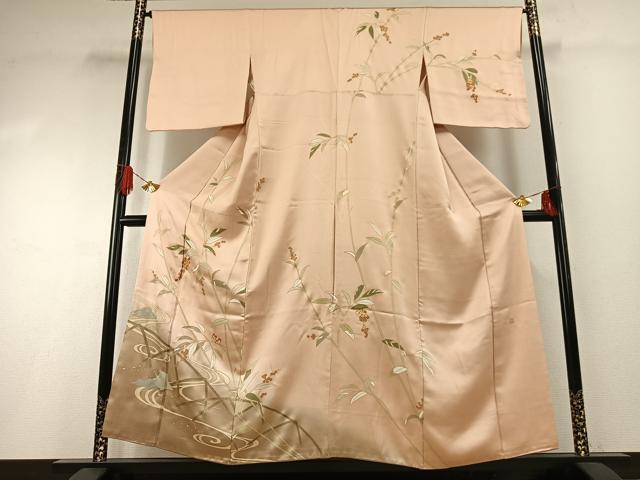 ■■■　サイズ　■■■ 身丈 155cm（肩から） 裄丈 66cm 袖丈 48cm　縫込み 4cm 袖幅 34cm 前幅 24cm 後幅 28cm 着物縫いこみ 内揚げ 8cm 裄 お袖側 約2cm　身頃側 約3cm ■■■　商品詳細　■■■ 【正絹】 状態は接写画像のように後身頃・衿山に薄い汚れがございますが その他特に目立ったシミ汚れなどもなく大変良い状態です。 大変上質な逸品になります。 お安く出品致しますので、是非この機会にいかがでしょうか？ ■■■　注意事項　■■■ ■モニター発色の具合により色合いが異なる場合がございます。 ■寸法は多少の誤差が生じる場合がございますのでご了承ください。 ■縫込みの長さが左右非対称の場合は短い部分を記載しております。 左右非対称であってもご返品・お値引き等の保証は出来かねますので、ご了承の上ご購入をお願い致します。 ■シミ等のチェックには注意を払っておりますが、見落としがある場合もございますし、個人の見解も様々ですので神経質な方のご購入はお控えください。 ■箪笥に入っておりました着物や帯なので畳みシワや匂いがあるものもございます。 ■お休みは基本的に土日祝となりますが、その他臨時でお休みする場合がございますのでご了承ください。 ■商品の発送は平日のみの発送となります。 ■夜間と土曜、日曜日はお問い合わせの回答が遅れる場合がございます。 ■当店では、お直し、紋入れ、お手入れ等は承っておりません。 ■生地の状態（ヤケ、経年劣化等）によってはサイズ直しが出来ない場合がございます。 その点もどうかご了承のうえ、ご購入をお願いいたします。 ■弊社で取り扱う商品は一点ものにつき、時期や在庫状況に応じて金額が変更となる場合がございます。 ■検針は行っておりません。予めご了承いただきますようお願いいたします。 ■【洗える着物】と記載のある商品におきましては、商品お届け後に洗濯を行ってしまってからのご返品にはご対応しかねます。 念の為、専門店でのお手入れをお願いいたします。 ■着物のサイズ目安は下記を参考ください↓ ＜女性着物＞　お端折り次第で＋5cm　−1cmが着用可能サイズ 　例）身丈170cmの場合、身長160cm〜175cm ＜男性着物＞　身丈＋約25cm〜27cm程が適応身長 　例）身丈155cmの場合、身長180〜182cm