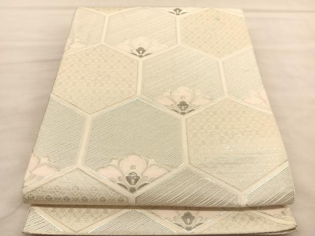 ■■■　サイズ　■■■ 長さ 414cm 幅 30.5cm程 ■■■　商品詳細　■■■ 【正絹・芯なし・関西仕立て】 詳細に関しましては、画像をご確認ください。 大変上質な逸品になります。 お安く出品致しますので、是非この機会にいかがでしょうか？ ■■■　注意事項　■■■ ■モニター発色の具合により色合いが異なる場合がございます。 ■寸法は多少の誤差が生じる場合がございますのでご了承ください。 ■縫込みの長さが左右非対称の場合は短い部分を記載しております。 左右非対称であってもご返品・お値引き等の保証は出来かねますので、ご了承の上ご購入をお願い致します。 ■シミ等のチェックには注意を払っておりますが、見落としがある場合もございますし、個人の見解も様々ですので神経質な方のご購入はお控えください。 ■箪笥に入っておりました着物や帯なので畳みシワや匂いがあるものもございます。 ■お休みは基本的に土日祝となりますが、その他臨時でお休みする場合がございますのでご了承ください。 ■商品の発送は平日のみの発送となります。 ■夜間と土曜、日曜日はお問い合わせの回答が遅れる場合がございます。 ■当店では、お直し、紋入れ、お手入れ等は承っておりません。 ■生地の状態（ヤケ、経年劣化等）によってはサイズ直しが出来ない場合がございます。 その点もどうかご了承のうえ、ご購入をお願いいたします。 ■弊社で取り扱う商品は一点ものにつき、時期や在庫状況に応じて金額が変更となる場合がございます。 ■検針は行っておりません。予めご了承いただきますようお願いいたします。 ■【洗える着物】と記載のある商品におきましては、商品お届け後に洗濯を行ってしまってからのご返品にはご対応しかねます。 念の為、専門店でのお手入れをお願いいたします。 ■着物のサイズ目安は下記を参考ください↓ ＜女性着物＞　お端折り次第で＋5cm　−1cmが着用可能サイズ 　例）身丈170cmの場合、身長160cm〜175cm ＜男性着物＞　身丈＋約25cm〜27cm程が適応身長 　例）身丈155cmの場合、身長180〜182cm