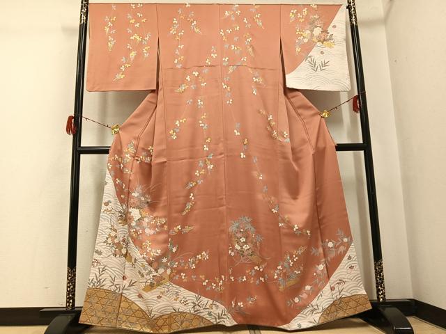 ■■■　サイズ　■■■ 身丈 160cm（肩から） 裄丈 66cm 袖丈 47.5cm　縫込み 2cm 袖幅 34cm 前幅 23.5cm 後幅 30cm 着物縫いこみ 内揚げ 3cm 裄 お袖側 約0cm　身頃側 約2cm ■■■　商品詳細　■■■ 【正絹】 状態は接写画像のように両袖に薄い汚れがございますが その他特に目立ったシミ汚れなどもなく大変良い状態です。 大変上質な逸品になります。 お安く出品致しますので、是非この機会にいかがでしょうか？ ■■■　注意事項　■■■ ■モニター発色の具合により色合いが異なる場合がございます。 ■寸法は多少の誤差が生じる場合がございますのでご了承ください。 ■縫込みの長さが左右非対称の場合は短い部分を記載しております。 左右非対称であってもご返品・お値引き等の保証は出来かねますので、ご了承の上ご購入をお願い致します。 ■シミ等のチェックには注意を払っておりますが、見落としがある場合もございますし、個人の見解も様々ですので神経質な方のご購入はお控えください。 ■箪笥に入っておりました着物や帯なので畳みシワや匂いがあるものもございます。 ■お休みは基本的に土日祝となりますが、その他臨時でお休みする場合がございますのでご了承ください。 ■商品の発送は平日のみの発送となります。 ■夜間と土曜、日曜日はお問い合わせの回答が遅れる場合がございます。 ■当店では、お直し、紋入れ、お手入れ等は承っておりません。 ■生地の状態（ヤケ、経年劣化等）によってはサイズ直しが出来ない場合がございます。 その点もどうかご了承のうえ、ご購入をお願いいたします。 ■弊社で取り扱う商品は一点ものにつき、時期や在庫状況に応じて金額が変更となる場合がございます。 ■検針は行っておりません。予めご了承いただきますようお願いいたします。 ■【洗える着物】と記載のある商品におきましては、商品お届け後に洗濯を行ってしまってからのご返品にはご対応しかねます。 念の為、専門店でのお手入れをお願いいたします。 ■着物のサイズ目安は下記を参考ください↓ ＜女性着物＞　お端折り次第で＋5cm　−1cmが着用可能サイズ 　例）身丈170cmの場合、身長160cm〜175cm ＜男性着物＞　身丈＋約25cm〜27cm程が適応身長 　例）身丈155cmの場合、身長180〜182cm