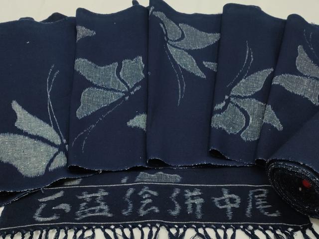 ■■■　サイズ　■■■ 長さ　　着尺分あり 幅　　　約37.5cm ■■■　商品詳細　■■■ 【綿・未使用】 状態は特に目立ったシミ汚れなどもなく大変良い状態です。 久留米絣(くるめかすり)は、日本三大絣の一つで 昭和51年には経済産業大臣指定伝統工芸品に指定された木綿を代表する織物です。 一口に絣と言っても製品になるまでの工程はくくり、染め、織りなど全30工程にも及びます。 また、「かすり」の語源は生地が織られる際に、 柄がかすれて見えることからその名が付いたと言われています。 久留米絣、最大の特徴はなんといっても経糸と緯糸を合わせて 複雑な柄を表現させる技術です。 かすりが持つ美しさや独特の風合いは熟練の職人の手によって生み出されます。 使用するほどに味が出て心地よくなる素材です。 大変上質な逸品になります。 お安く出品致しますので、是非この機会にいかがでしょうか？ ■■■　注意事項　■■■ ■モニター発色の具合により色合いが異なる場合がございます。 ■寸法は多少の誤差が生じる場合がございますのでご了承ください。 ■縫込みの長さが左右非対称の場合は短い部分を記載しております。 左右非対称であってもご返品・お値引き等の保証は出来かねますので、ご了承の上ご購入をお願い致します。 ■シミ等のチェックには注意を払っておりますが、見落としがある場合もございますし、個人の見解も様々ですので神経質な方のご購入はお控えください。 ■箪笥に入っておりました着物や帯なので畳みシワや匂いがあるものもございます。 ■お休みは基本的に土日祝となりますが、その他臨時でお休みする場合がございますのでご了承ください。 ■商品の発送は平日のみの発送となります。 ■夜間と土曜、日曜日はお問い合わせの回答が遅れる場合がございます。 ■当店では、お直し、紋入れ、お手入れ等は承っておりません。 ■生地の状態（ヤケ、経年劣化等）によってはサイズ直しが出来ない場合がございます。 その点もどうかご了承のうえ、ご購入をお願いいたします。 ■弊社で取り扱う商品は一点ものにつき、時期や在庫状況に応じて金額が変更となる場合がございます。 ■検針は行っておりません。予めご了承いただきますようお願いいたします。 ■【洗える着物】と記載のある商品におきましては、商品お届け後に洗濯を行ってしまってからのご返品にはご対応しかねます。 念の為、専門店でのお手入れをお願いいたします。 ■写真に写っている物が全てになります。それ以外の付属品はございませんのでご了承ください。 ■状態に関する写真につきましては、掲載可能な写真枚数に限りがあるため、各箇所につき1枚参考画像を掲載しております。 ■着物のサイズ目安は下記を参考ください↓ ＜女性着物＞　お端折り次第で＋5cm　－1cmが着用可能サイズ 　例）身丈170cmの場合、身長160cm～175cm ＜男性着物＞　身丈＋約25cm～27cm程が適応身長 　例）身丈155cmの場合、身長180～182cm