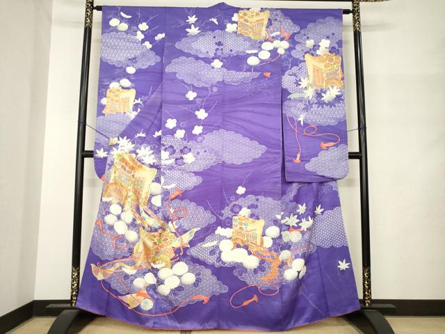 ■■■　サイズ　■■■ 身丈 161cm（肩から） 裄丈 63cm 袖丈 92.5cm　縫込み 1cm 袖幅 32cm 前幅 23cm 後幅 30cm 着物縫いこみ 内揚げ 4cm 裄 お袖側 約2cm　身頃側 約3cm ■■■　商品詳細　■■■ 【正絹】 状態は接写画像のように表地・胴裏・衿山に薄い汚れがございますが その他特に目立ったシミ汚れなどもなく大変良い状態です。 大変上質な逸品になります。 お安く出品致しますので、是非この機会にいかがでしょうか？ ■■■　注意事項　■■■ ■モニター発色の具合により色合いが異なる場合がございます。 ■寸法は多少の誤差が生じる場合がございますのでご了承ください。 ■縫込みの長さが左右非対称の場合は短い部分を記載しております。 左右非対称であってもご返品・お値引き等の保証は出来かねますので、ご了承の上ご購入をお願い致します。 ■シミ等のチェックには注意を払っておりますが、見落としがある場合もございますし、個人の見解も様々ですので神経質な方のご購入はお控えください。 ■箪笥に入っておりました着物や帯なので畳みシワや匂いがあるものもございます。 ■お休みは基本的に土日祝となりますが、その他臨時でお休みする場合がございますのでご了承ください。 ■商品の発送は平日のみの発送となります。 ■夜間と土曜、日曜日はお問い合わせの回答が遅れる場合がございます。 ■当店では、お直し、紋入れ、お手入れ等は承っておりません。 ■生地の状態（ヤケ、経年劣化等）によってはサイズ直しが出来ない場合がございます。 その点もどうかご了承のうえ、ご購入をお願いいたします。 ■弊社で取り扱う商品は一点ものにつき、時期や在庫状況に応じて金額が変更となる場合がございます。 ■検針は行っておりません。予めご了承いただきますようお願いいたします。 ■【洗える着物】と記載のある商品におきましては、商品お届け後に洗濯を行ってしまってからのご返品にはご対応しかねます。 念の為、専門店でのお手入れをお願いいたします。 ■写真に写っている物が全てになります。それ以外の付属品はございませんのでご了承ください。 ■状態に関する写真につきましては、掲載可能な写真枚数に限りがあるため、各箇所につき1枚参考画像を掲載しております。 ■着物のサイズ目安は下記を参考ください↓ ＜女性着物＞　お端折り次第で＋5cm　−1cmが着用可能サイズ 　例）身丈170cmの場合、身長160cm〜175cm ＜男性着物＞　身丈＋約25cm〜27cm程が適応身長 　例）身丈155cmの場合、身長180〜182cm