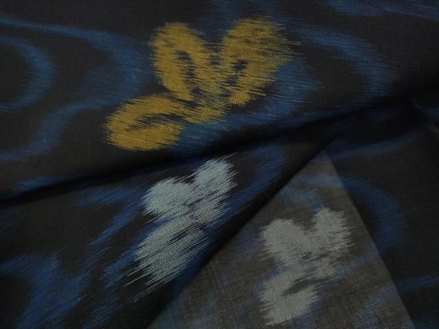 ■■■　サイズ　■■■ 身丈 149cm（肩から） 裄丈 61cm 袖丈 51cm　縫込み 2cm 袖幅 32.5cm 前幅 24cm 後幅 28cm 着物縫いこみ 内揚げ 0cm 裄 お袖側 約1.5cm　身頃側 約3cm ■■■　商品詳細　■■■ 【正絹・バチ衿】 状態は接写画像のように後身頃・衿裏・裏地に薄い汚れ、後身頃に点穴がございますが その他特に目立ったシミ汚れなどもなく大変良い状態です。 大変上質な逸品になります。 お安く出品致しますので、是非この機会にいかがでしょうか？ ■■■　注意事項　■■■ ■モニター発色の具合により色合いが異なる場合がございます。 ■寸法は多少の誤差が生じる場合がございますのでご了承ください。 ■縫込みの長さが左右非対称の場合は短い部分を記載しております。 左右非対称であってもご返品・お値引き等の保証は出来かねますので、ご了承の上ご購入をお願い致します。 ■シミ等のチェックには注意を払っておりますが、見落としがある場合もございますし、個人の見解も様々ですので神経質な方のご購入はお控えください。 ■箪笥に入っておりました着物や帯なので畳みシワや匂いがあるものもございます。 ■お休みは基本的に土日祝となりますが、その他臨時でお休みする場合がございますのでご了承ください。 ■商品の発送は平日のみの発送となります。 ■夜間と土曜、日曜日はお問い合わせの回答が遅れる場合がございます。 ■当店では、お直し、紋入れ、お手入れ等は承っておりません。 ■生地の状態（ヤケ、経年劣化等）によってはサイズ直しが出来ない場合がございます。 その点もどうかご了承のうえ、ご購入をお願いいたします。 ■弊社で取り扱う商品は一点ものにつき、時期や在庫状況に応じて金額が変更となる場合がございます。 ■検針は行っておりません。予めご了承いただきますようお願いいたします。 ■【洗える着物】と記載のある商品におきましては、商品お届け後に洗濯を行ってしまってからのご返品にはご対応しかねます。 念の為、専門店でのお手入れをお願いいたします。 ■着物のサイズ目安は下記を参考ください↓ ＜女性着物＞　お端折り次第で＋5cm　−1cmが着用可能サイズ 　例）身丈170cmの場合、身長160cm〜175cm ＜男性着物＞　身丈＋約25cm〜27cm程が適応身長 　例）身丈155cmの場合、身長180〜182cm