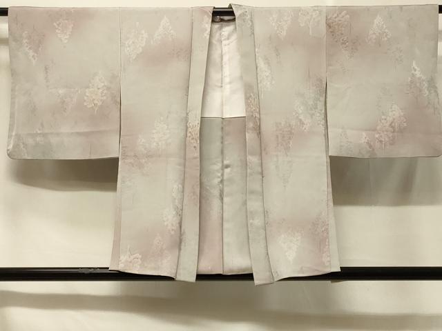 ■■■　サイズ　■■■ 身丈 77cm（肩から） 裄丈 62.5cm 袖丈 45.5cm　縫込み 4cm 袖幅 32cm 前幅 18cm 後幅 28.5cm 裄 お袖側 約3.5cm　身頃側 約3cm ■■■　商品詳細　■■■ 【正絹】 状態は接写画像のように左袖前・衿裏に薄い汚れがございますが その他特に目立ったシミ汚れなどもなく大変良い状態です。 大変上質な逸品になります。 お安く出品致しますので、是非この機会にいかがでしょうか？ ■■■　注意事項　■■■ ■モニター発色の具合により色合いが異なる場合がございます。 ■寸法は多少の誤差が生じる場合がございますのでご了承ください。 ■縫込みの長さが左右非対称の場合は短い部分を記載しております。 左右非対称であってもご返品・お値引き等の保証は出来かねますので、ご了承の上ご購入をお願い致します。 ■シミ等のチェックには注意を払っておりますが、見落としがある場合もございますし、個人の見解も様々ですので神経質な方のご購入はお控えください。 ■箪笥に入っておりました着物や帯なので畳みシワや匂いがあるものもございます。 ■お休みは基本的に土日祝となりますが、その他臨時でお休みする場合がございますのでご了承ください。 ■商品の発送は平日のみの発送となります。 ■夜間と土曜、日曜日はお問い合わせの回答が遅れる場合がございます。 ■当店では、お直し、紋入れ、お手入れ等は承っておりません。 ■生地の状態（ヤケ、経年劣化等）によってはサイズ直しが出来ない場合がございます。 その点もどうかご了承のうえ、ご購入をお願いいたします。 ■弊社で取り扱う商品は一点ものにつき、時期や在庫状況に応じて金額が変更となる場合がございます。 ■検針は行っておりません。予めご了承いただきますようお願いいたします。 ■【洗える着物】と記載のある商品におきましては、商品お届け後に洗濯を行ってしまってからのご返品にはご対応しかねます。 念の為、専門店でのお手入れをお願いいたします。 ■着物のサイズ目安は下記を参考ください↓ ＜女性着物＞　お端折り次第で＋5cm　−1cmが着用可能サイズ 　例）身丈170cmの場合、身長160cm〜175cm ＜男性着物＞　身丈＋約25cm〜27cm程が適応身長 　例）身丈155cmの場合、身長180〜182cm