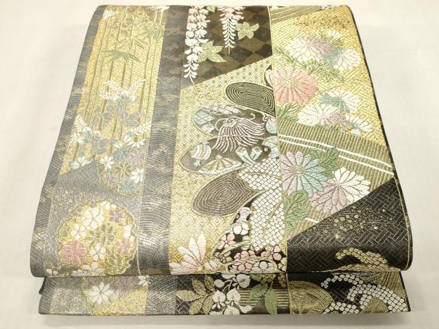 ■■■　サイズ　■■■ 長さ 434cm 幅 30.5cm程 ■■■　商品詳細　■■■ 【正絹】 状態は締めてはおりますが 特に目立ったシミ汚れなどもなく大変良い状態です。 大変上質な逸品になります。 お安く出品致しますので、是非この機会にいかがでしょうか？ ※着用シワがございます。 ■■■　注意事項　■■■ ■モニター発色の具合により色合いが異なる場合がございます。 ■寸法は多少の誤差が生じる場合がございますのでご了承ください。 ■縫込みの長さが左右非対称の場合は短い部分を記載しております。 左右非対称であってもご返品・お値引き等の保証は出来かねますので、ご了承の上ご購入をお願い致します。 ■シミ等のチェックには注意を払っておりますが、見落としがある場合もございますし、個人の見解も様々ですので神経質な方のご購入はお控えください。 ■箪笥に入っておりました着物や帯なので畳みシワや匂いがあるものもございます。 ■お休みは基本的に土日祝となりますが、その他臨時でお休みする場合がございますのでご了承ください。 ■商品の発送は平日のみの発送となります。 ■夜間と土曜、日曜日はお問い合わせの回答が遅れる場合がございます。 ■当店では、お直し、紋入れ、お手入れ等は承っておりません。 ■生地の状態（ヤケ、経年劣化等）によってはサイズ直しが出来ない場合がございます。 その点もどうかご了承のうえ、ご購入をお願いいたします。 ■弊社で取り扱う商品は一点ものにつき、時期や在庫状況に応じて金額が変更となる場合がございます。 ■検針は行っておりません。予めご了承いただきますようお願いいたします。 ■【洗える着物】と記載のある商品におきましては、商品お届け後に洗濯を行ってしまってからのご返品にはご対応しかねます。 念の為、専門店でのお手入れをお願いいたします。 ■写真に写っている物が全てになります。それ以外の付属品はございませんのでご了承ください。 ■着物のサイズ目安は下記を参考ください↓ ＜女性着物＞　お端折り次第で＋5cm　−1cmが着用可能サイズ 　例）身丈170cmの場合、身長160cm〜175cm ＜男性着物＞　身丈＋約25cm〜27cm程が適応身長 　例）身丈155cmの場合、身長180〜182cm
