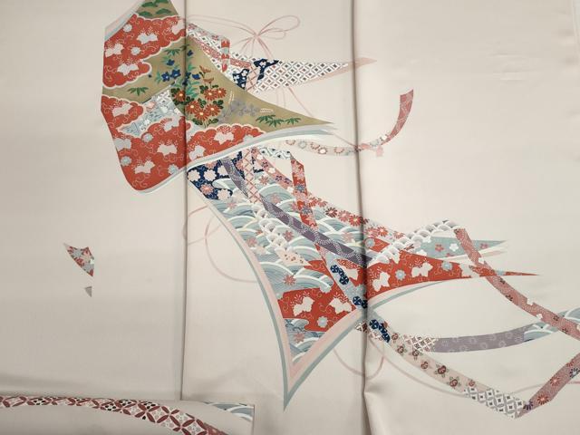 ■■■　サイズ　■■■ 長さ　　着尺分あり 幅　　　約36.5cm ■■■　商品詳細　■■■ 【正絹・未使用】 状態は接写画像のように表地所々・裏面所々に薄い汚れがございます。 大変上質な逸品になります。 お安く出品致しますので、是非この機会にいかがでしょうか？ ■■■　注意事項　■■■ ■モニター発色の具合により色合いが異なる場合がございます。 ■寸法は多少の誤差が生じる場合がございますのでご了承ください。 ■縫込みの長さが左右非対称の場合は短い部分を記載しております。 左右非対称であってもご返品・お値引き等の保証は出来かねますので、ご了承の上ご購入をお願い致します。 ■シミ等のチェックには注意を払っておりますが、見落としがある場合もございますし、個人の見解も様々ですので神経質な方のご購入はお控えください。 ■箪笥に入っておりました着物や帯なので畳みシワや匂いがあるものもございます。 ■お休みは基本的に土日祝となりますが、その他臨時でお休みする場合がございますのでご了承ください。 ■商品の発送は平日のみの発送となります。 ■夜間と土曜、日曜日はお問い合わせの回答が遅れる場合がございます。 ■当店では、お直し、紋入れ、お手入れ等は承っておりません。 ■生地の状態（ヤケ、経年劣化等）によってはサイズ直しが出来ない場合がございます。 その点もどうかご了承のうえ、ご購入をお願いいたします。 ■弊社で取り扱う商品は一点ものにつき、時期や在庫状況に応じて金額が変更となる場合がございます。 ■検針は行っておりません。予めご了承いただきますようお願いいたします。 ■【洗える着物】と記載のある商品におきましては、商品お届け後に洗濯を行ってしまってからのご返品にはご対応しかねます。 念の為、専門店でのお手入れをお願いいたします。 ■写真に写っている物が全てになります。それ以外の付属品はございませんのでご了承ください。 ■状態に関する写真につきましては、掲載可能な写真枚数に限りがあるため、各箇所につき1枚参考画像を掲載しております。 ■着物のサイズ目安は下記を参考ください↓ ＜女性着物＞　お端折り次第で＋5cm　−1cmが着用可能サイズ 　例）身丈170cmの場合、身長160cm〜175cm ＜男性着物＞　身丈＋約25cm〜27cm程が適応身長 　例）身丈155cmの場合、身長180〜182cm