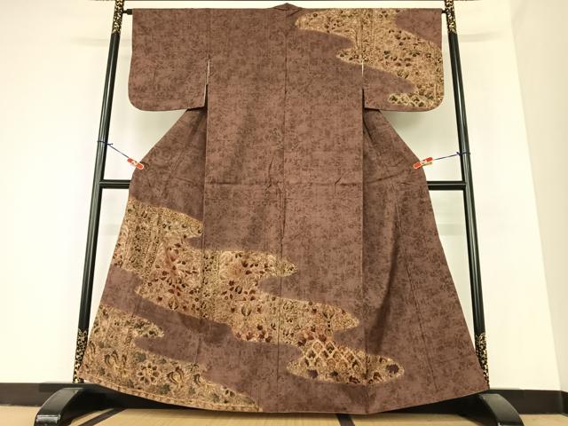 ■■■　サイズ　■■■ 身丈 159.5cm（肩から） 裄丈 64.5cm 袖丈 49cm　縫込み 4cm 袖幅 32.5cm 前幅 25cm 後幅 30.5cm 着物縫いこみ 内揚げ 4cm 裄 お袖側 約1cm　身頃側 約4.5cm ■■■　商品詳細　■■■ 【正絹】 状態は接写画像のように衿山に薄い汚れがございますが その他特に目立ったシミ汚れなどもなく大変良い状態です。 大変上質な逸品になります。 お安く出品致しますので、是非この機会にいかがでしょうか？ ■■■　注意事項　■■■ ■モニター発色の具合により色合いが異なる場合がございます。 ■寸法は多少の誤差が生じる場合がございますのでご了承ください。 ■シミ等のチェックには注意を払っておりますが、見落としがある場合もございますし、個人の見解も様々ですので神経質な方のご購入はお控えください。 ■箪笥に入っておりました着物や帯なので畳みシワや匂いがあるものもございます。 ■お休みは基本的に土日祝となりますが、その他臨時でお休みする場合がございますのでご了承ください。 ■商品の発送は平日のみの発送となります。 ■夜間と土曜、日曜日はお問い合わせの回答が遅れる場合がございます。 ■当店では、お直し、紋入れ、お手入れ等は承っておりません。 ■生地の状態（ヤケ、経年劣化等）によってはサイズ直しが出来ない場合がございます。 その点もどうかご了承のうえ、ご購入をお願いいたします。 ■着物のサイズ目安は下記を参考ください↓ ＜女性着物＞　身長-10cm+5cmが着用可能サイズ(お端折り次第) 　例）身長160cmの方→着物身丈150cm〜165cm ＜男性着物＞　身長-27cm ±5cmが着用可能サイズ 　例）身長170cmの方→着物身丈138cm〜148cm