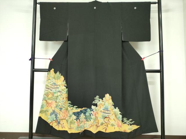 ■■■　サイズ　■■■ 身丈 151cm（肩から） 裄丈 62cm 袖丈 46cm　縫込み 5cm 袖幅 32cm 前幅 24cm 後幅 30cm 着物縫いこみ 内揚げ 8cm 裄 お袖側 約2cm　身頃側 約2cm ■■■　商品詳細　■■■ 【正絹・五つ紋・比翼仕立て・バチ衿】 状態は画像を添付しておりますので、そちらをご確認下さいますよう宜しくお願い致します。 大変上質な逸品になります。 お安く出品致しますので、是非この機会にいかがでしょうか？ ■■■　注意事項　■■■ ■モニター発色の具合により色合いが異なる場合がございます。 ■寸法は多少の誤差が生じる場合がございますのでご了承ください。 ■縫込みの長さが左右非対称の場合は短い部分を記載しております。 左右非対称であってもご返品・お値引き等の保証は出来かねますので、ご了承の上ご購入をお願い致します。 ■シミ等のチェックには注意を払っておりますが、見落としがある場合もございますし、個人の見解も様々ですので神経質な方のご購入はお控えください。 ■箪笥に入っておりました着物や帯なので畳みシワや匂いがあるものもございます。 ■お休みは基本的に土日祝となりますが、その他臨時でお休みする場合がございますのでご了承ください。 ■商品の発送は平日のみの発送となります。 ■夜間と土曜、日曜日はお問い合わせの回答が遅れる場合がございます。 ■当店では、お直し、紋入れ、お手入れ等は承っておりません。 ■生地の状態（ヤケ、経年劣化等）によってはサイズ直しが出来ない場合がございます。 その点もどうかご了承のうえ、ご購入をお願いいたします。 ■弊社で取り扱う商品は一点ものにつき、時期や在庫状況に応じて金額が変更となる場合がございます。 ■検針は行っておりません。予めご了承いただきますようお願いいたします。 ■【洗える着物】と記載のある商品におきましては、商品お届け後に洗濯を行ってしまってからのご返品にはご対応しかねます。 念の為、専門店でのお手入れをお願いいたします。 ■着物のサイズ目安は下記を参考ください↓ ＜女性着物＞　お端折り次第で＋5cm　−1cmが着用可能サイズ 　例）身丈170cmの場合、身長160cm〜175cm ＜男性着物＞　身丈＋約25cm〜27cm程が適応身長 　例）身丈155cmの場合、身長180〜182cm