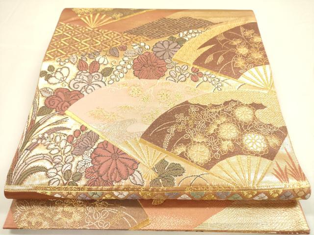 ■■■　サイズ　■■■ 長さ 416cm 幅 30.5cm程 ■■■　商品詳細　■■■ 【正絹】 詳細に関しましては、画像をご確認ください。 大変上質な逸品になります。 お安く出品致しますので、是非この機会にいかがでしょうか？ ■■■　注意事項　■■■ ■モニター発色の具合により色合いが異なる場合がございます。 ■寸法は多少の誤差が生じる場合がございますのでご了承ください。 ■縫込みの長さが左右非対称の場合は短い部分を記載しております。 左右非対称であってもご返品・お値引き等の保証は出来かねますので、ご了承の上ご購入をお願い致します。 ■シミ等のチェックには注意を払っておりますが、見落としがある場合もございますし、個人の見解も様々ですので神経質な方のご購入はお控えください。 ■箪笥に入っておりました着物や帯なので畳みシワや匂いがあるものもございます。 ■お休みは基本的に土日祝となりますが、その他臨時でお休みする場合がございますのでご了承ください。 ■商品の発送は平日のみの発送となります。 ■夜間と土曜、日曜日はお問い合わせの回答が遅れる場合がございます。 ■当店では、お直し、紋入れ、お手入れ等は承っておりません。 ■生地の状態（ヤケ、経年劣化等）によってはサイズ直しが出来ない場合がございます。 その点もどうかご了承のうえ、ご購入をお願いいたします。 ■弊社で取り扱う商品は一点ものにつき、時期や在庫状況に応じて金額が変更となる場合がございます。 ■検針は行っておりません。予めご了承いただきますようお願いいたします。 ■【洗える着物】と記載のある商品におきましては、商品お届け後に洗濯を行ってしまってからのご返品にはご対応しかねます。 念の為、専門店でのお手入れをお願いいたします。 ■着物のサイズ目安は下記を参考ください↓ ＜女性着物＞　お端折り次第で＋5cm　−1cmが着用可能サイズ 　例）身丈170cmの場合、身長160cm〜175cm ＜男性着物＞　身丈＋約25cm〜27cm程が適応身長 　例）身丈155cmの場合、身長180〜182cm